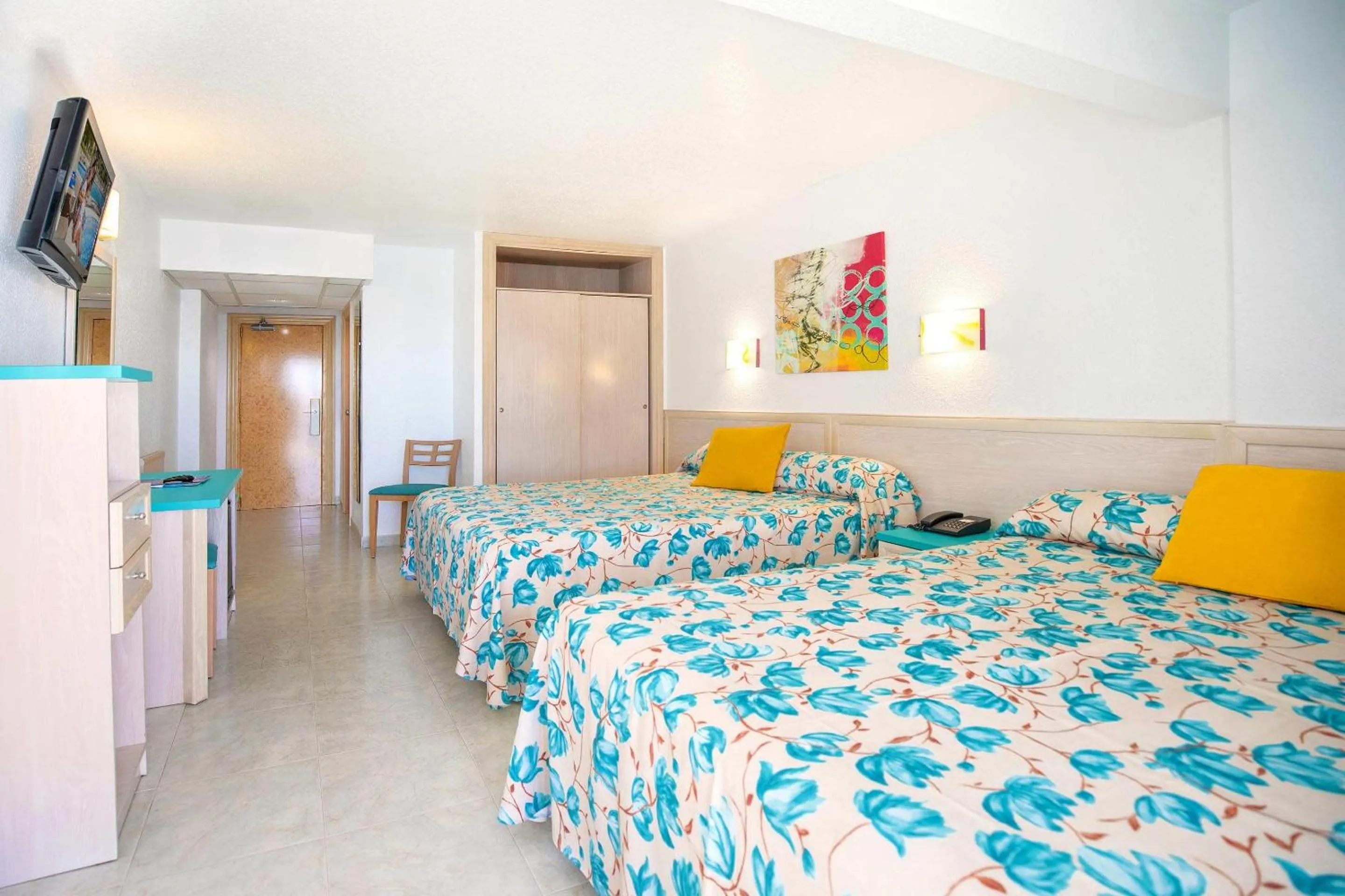 Twin Room with Two Extra Beds (2 Adults + 2 Children) in Hotel Servigroup Torre Dorada