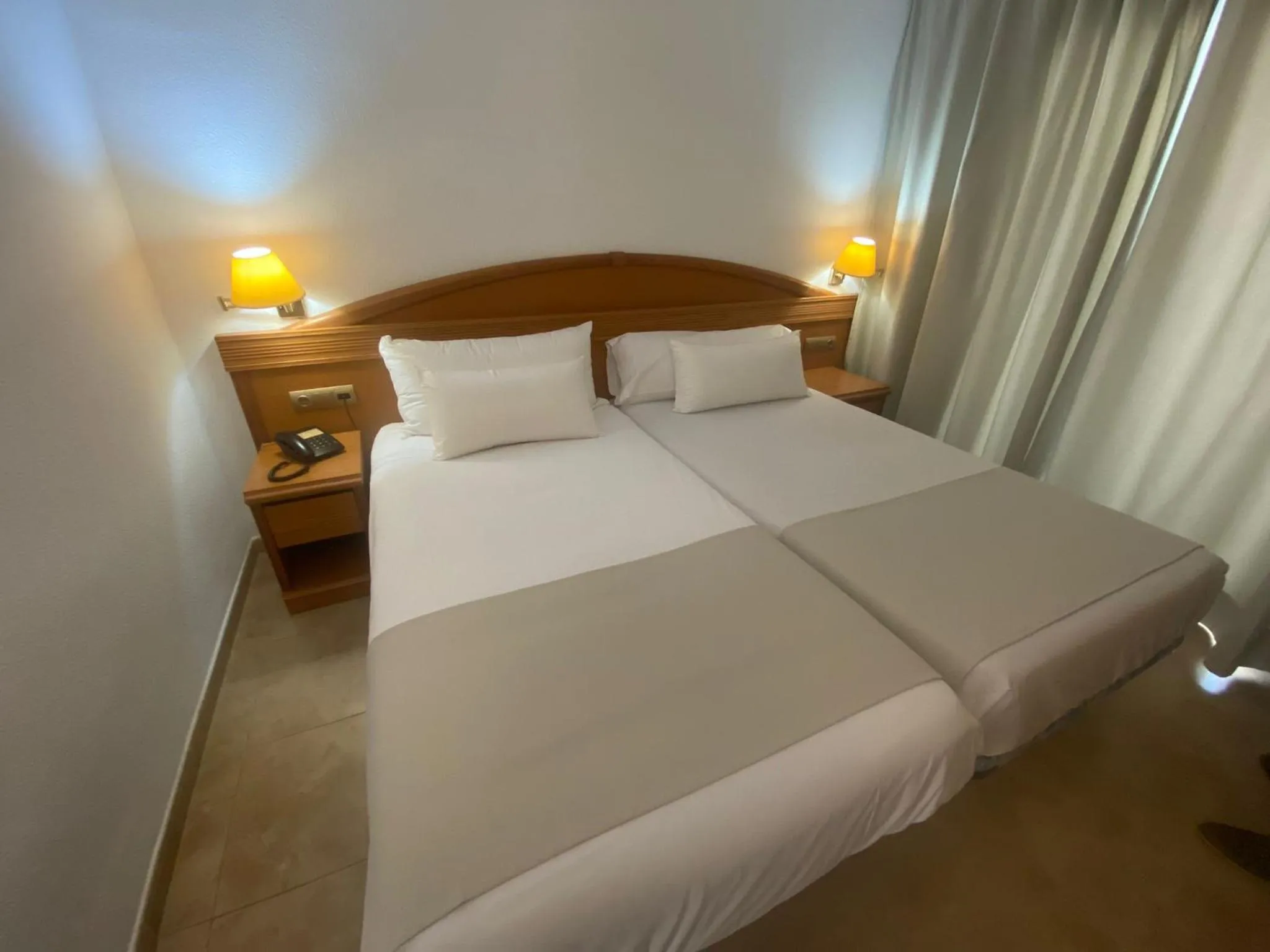 Standard One-Bedroom Apartment with Terrace (1 Adult + 1 Child) in Bahía Serena