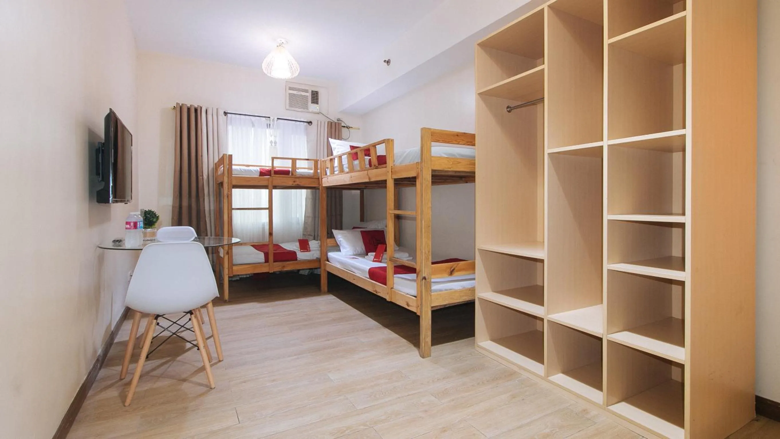 Mixed Dormitory Room in RedDoorz Plus @ Cuarto Verde Staycation