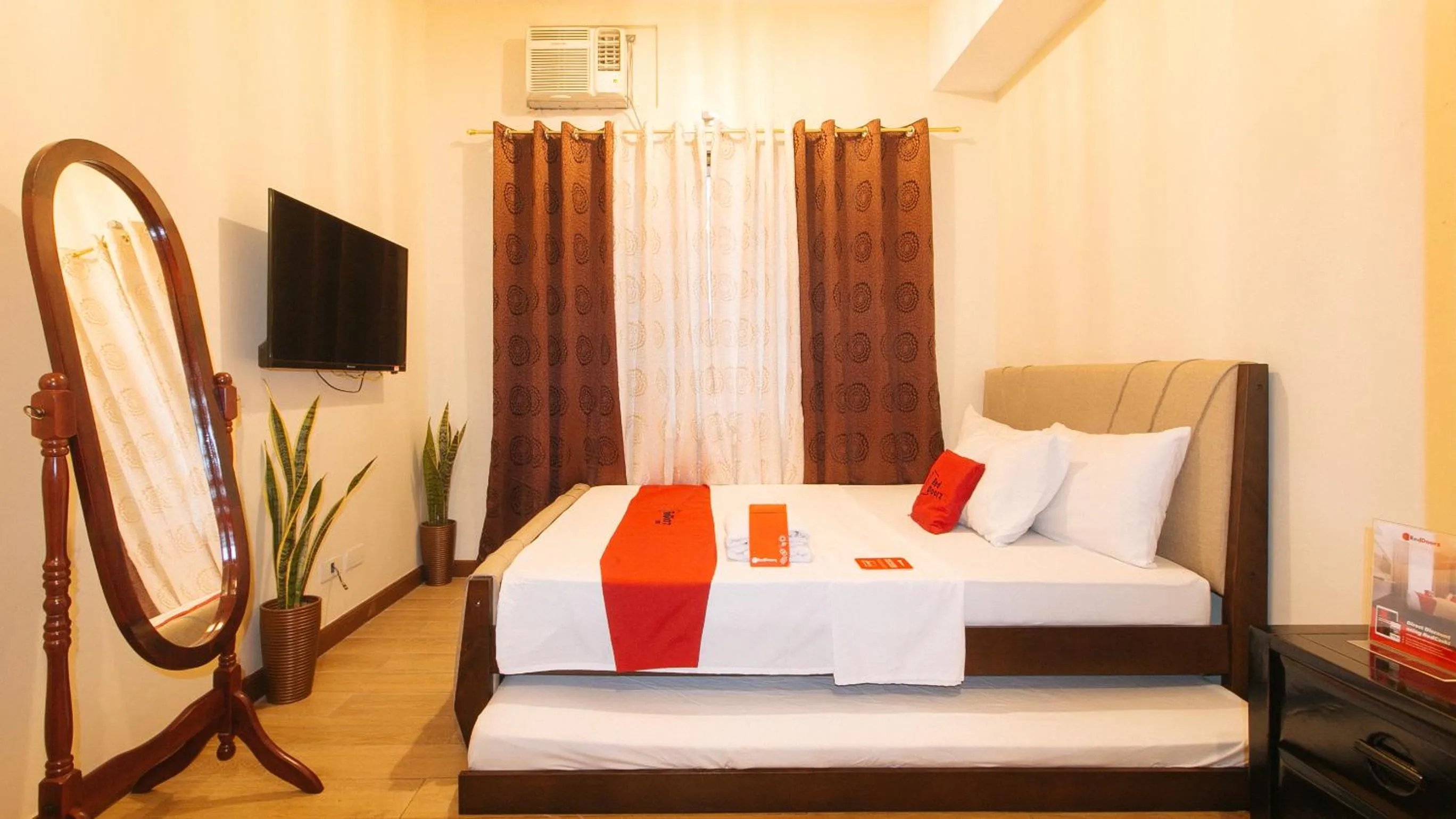Deluxe Room in RedDoorz Plus @ Cuarto Verde Staycation