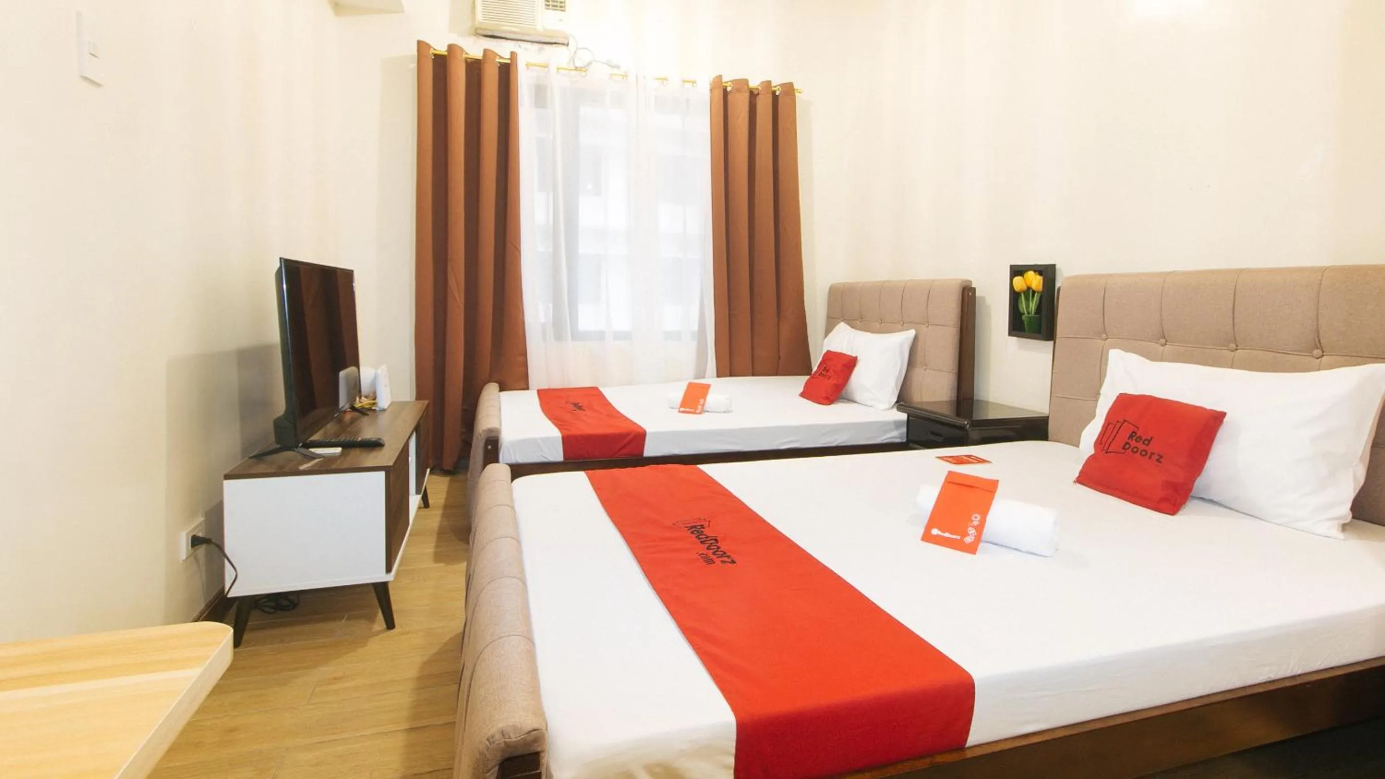 Twin Room in RedDoorz Plus @ Cuarto Verde Staycation