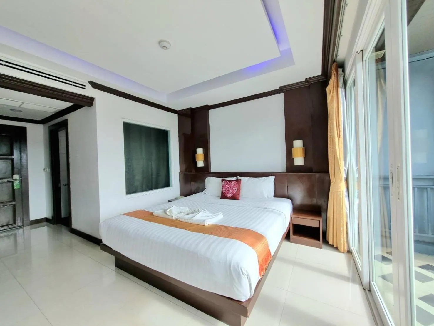 Deluxe King Room in 77 Patong Hotel & Spa