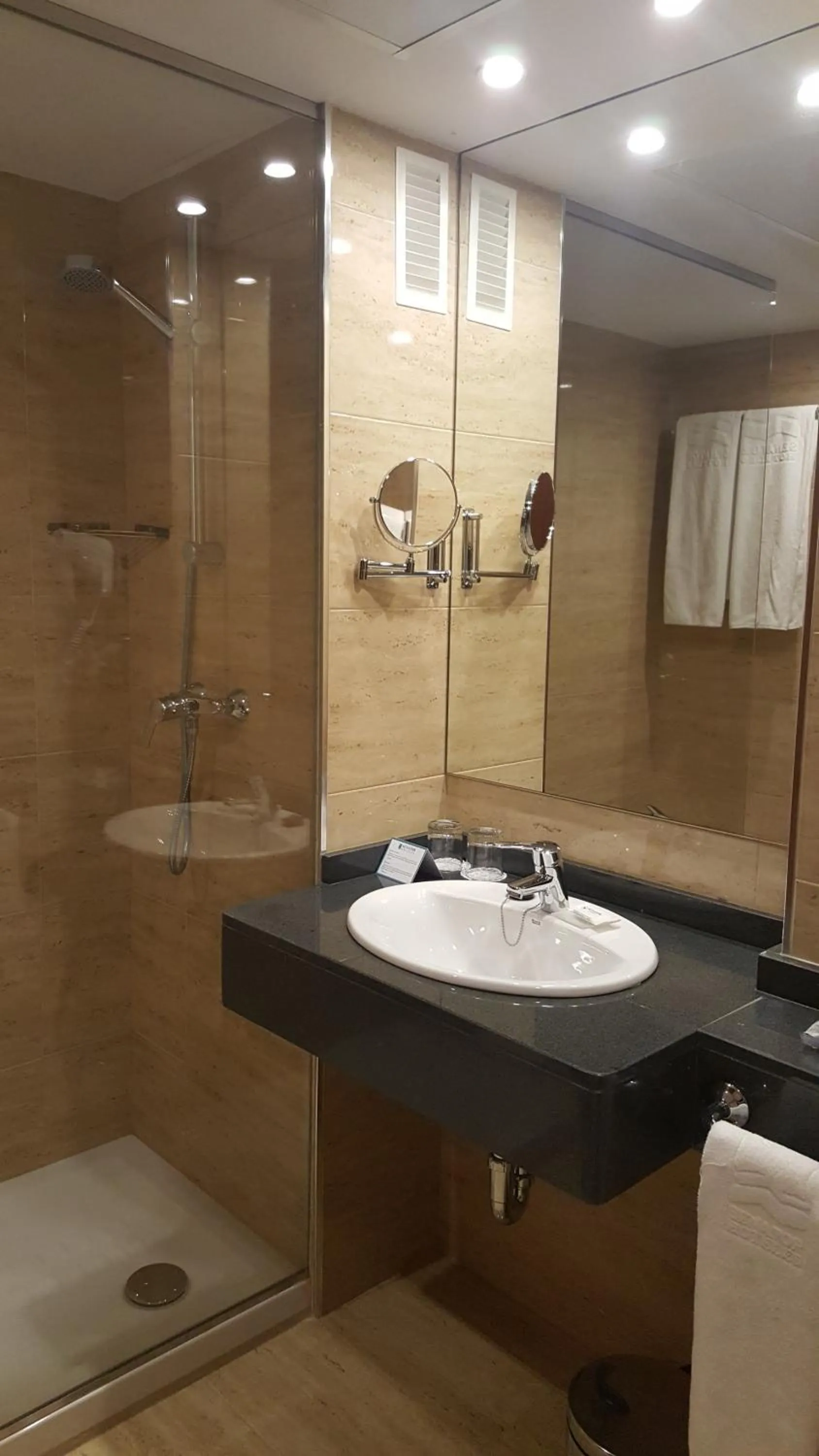 Two Double or Twin Room Connected in Senator Barajas