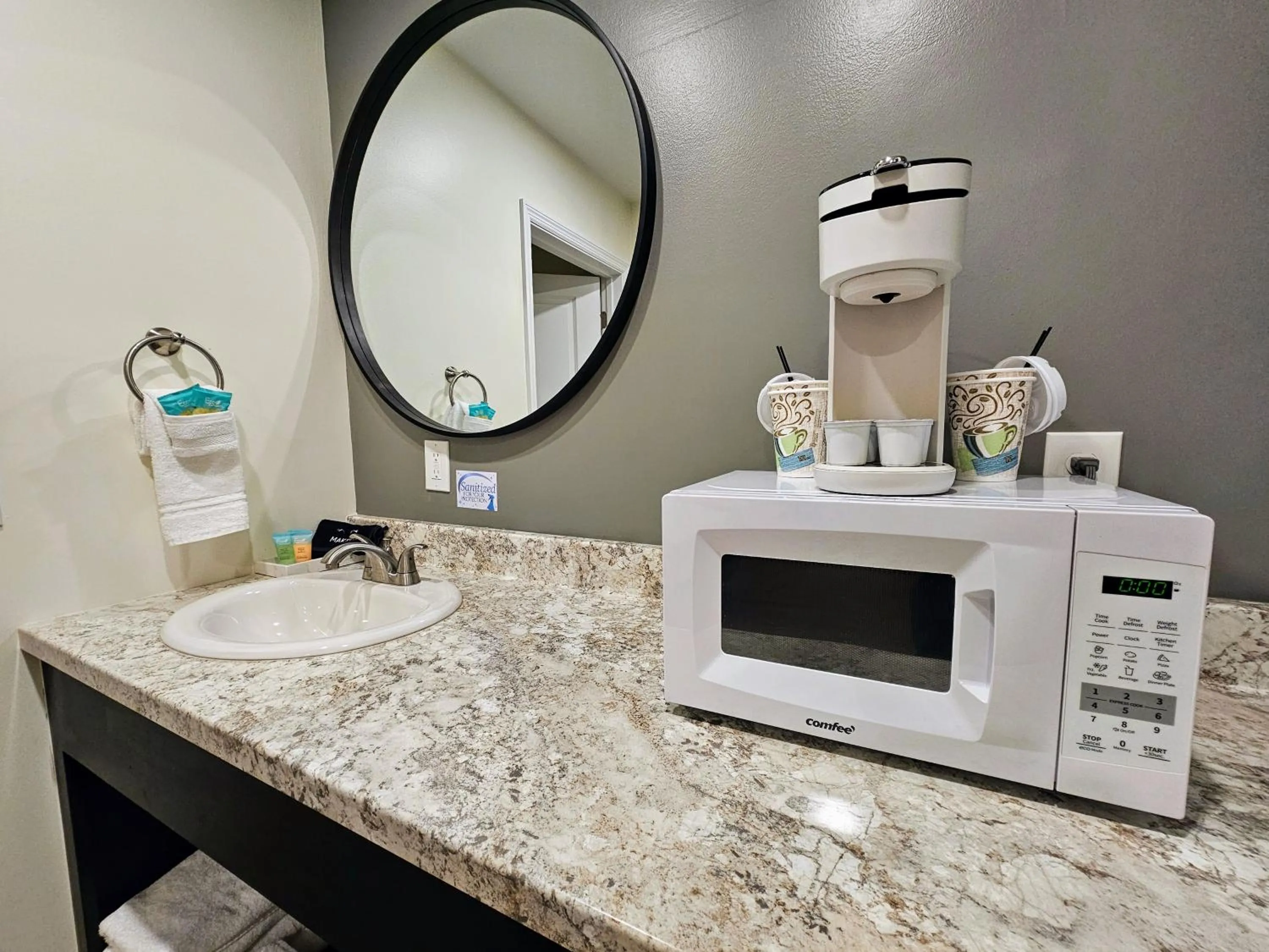 Queen Room in The Honey Bee Motel