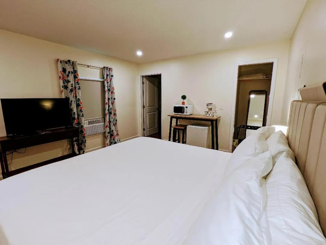 King Room in The Honey Bee Motel