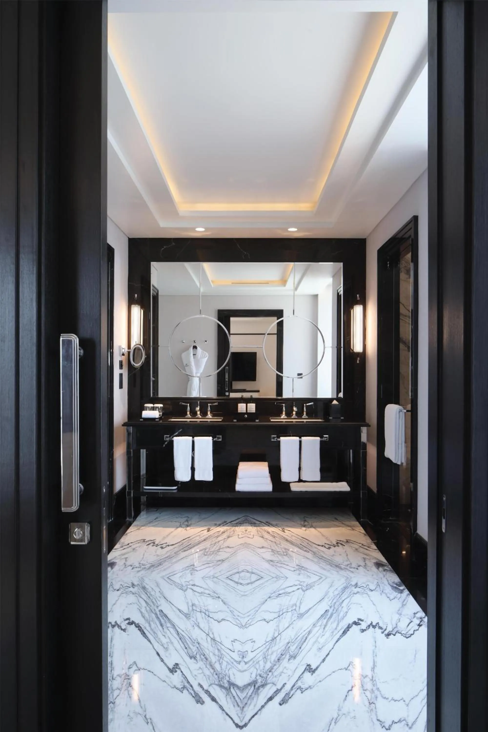 One-Bedroom Deluxe King Suite in Waldorf Astoria Doha West Bay