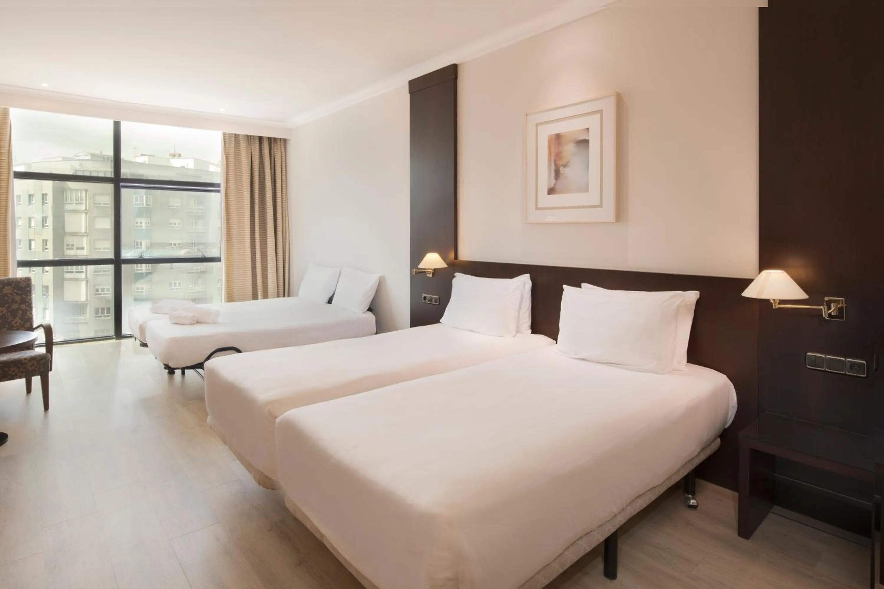 Family Room (2 Adults + 2 Children) in Exe Oviedo Centro