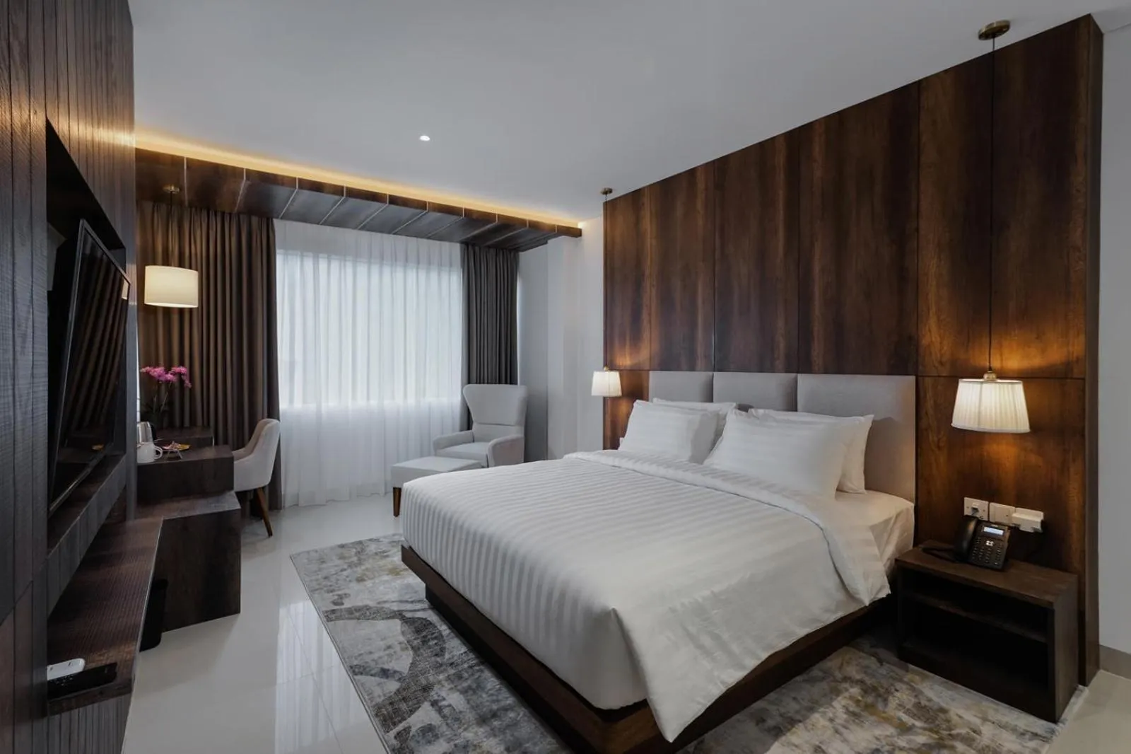 Deluxe Queen Room in Forest Hills Hotel