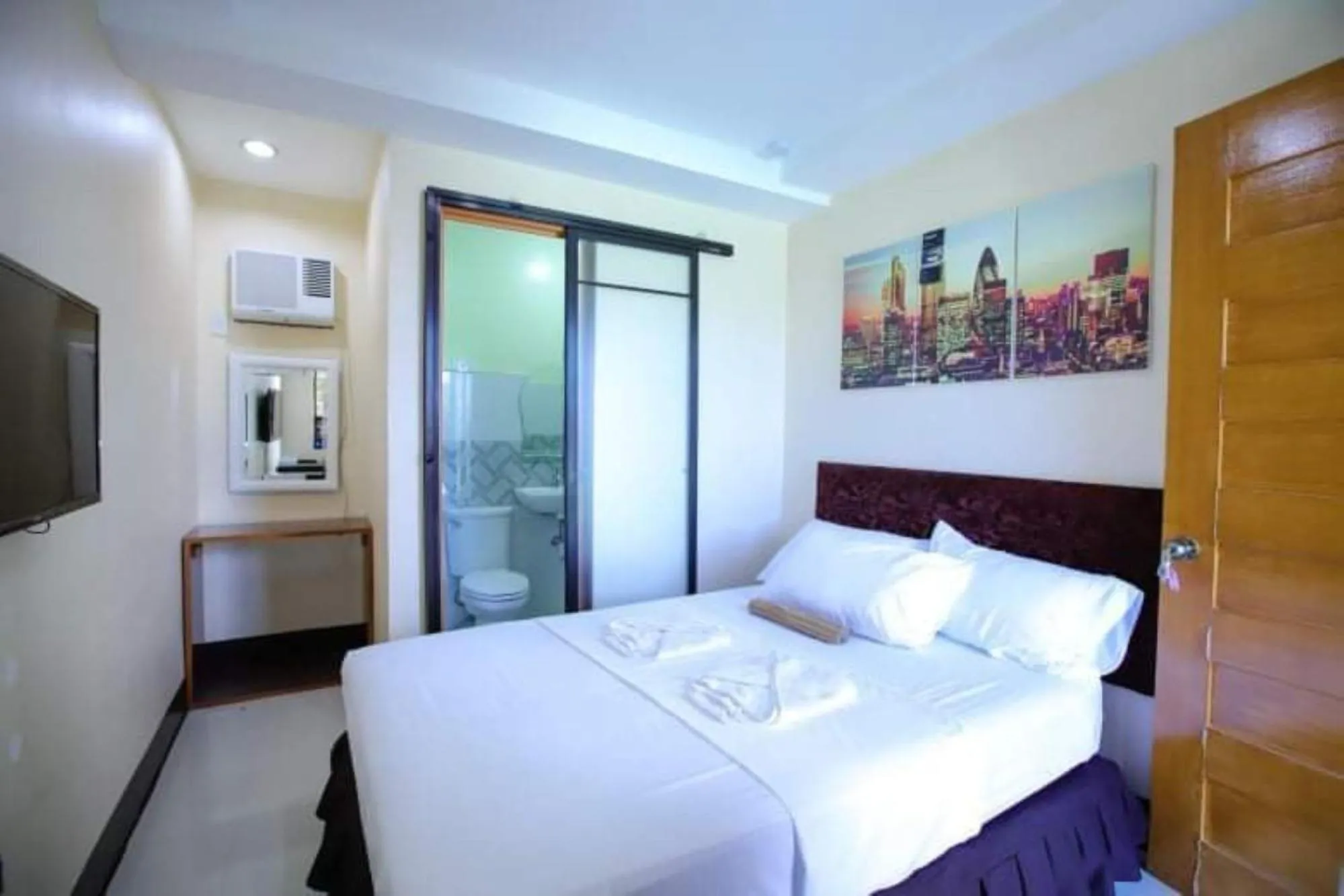 Standard Double Room in Marco s Tourist Inn by RedDoorz