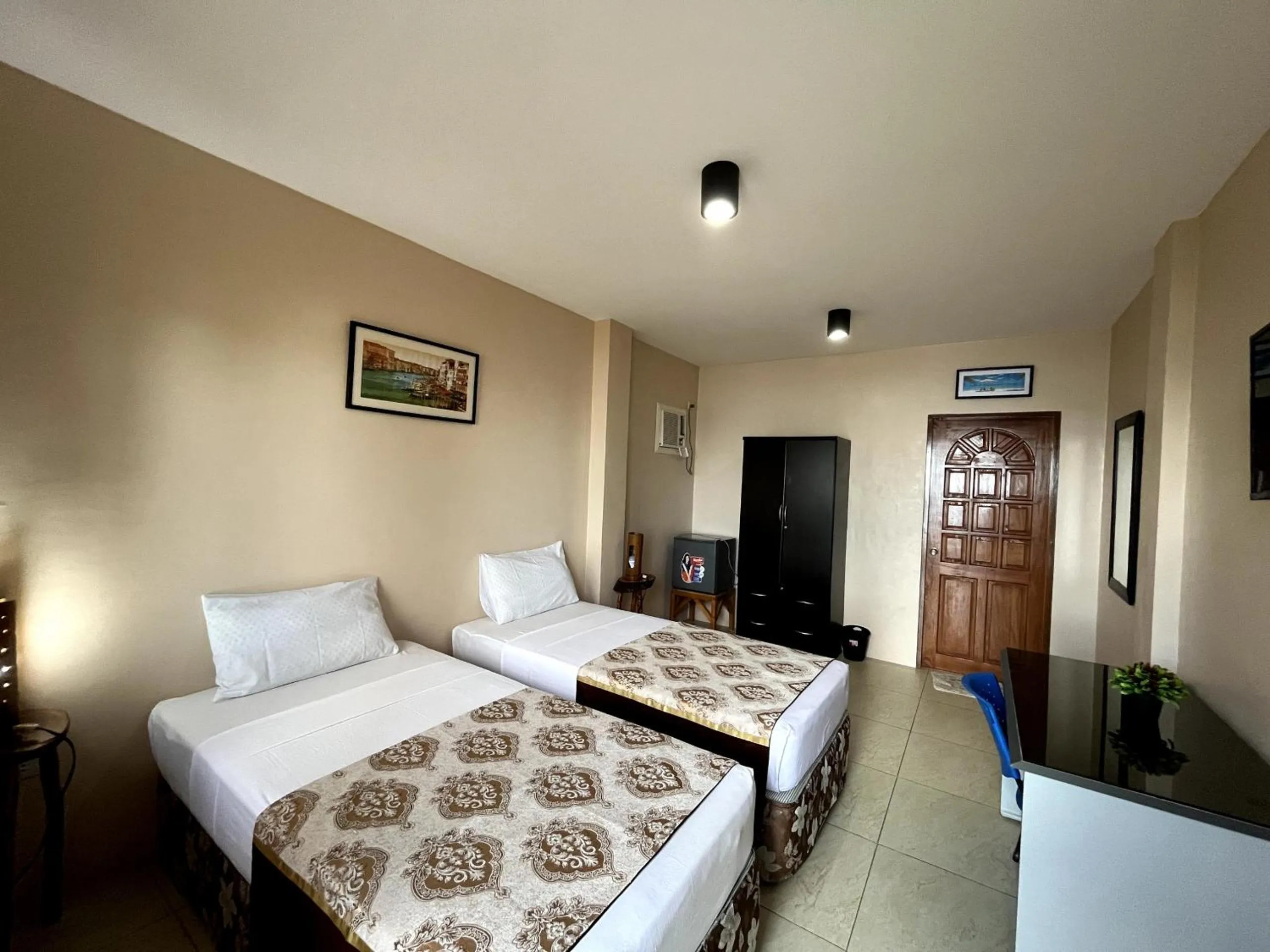 Deluxe Twin Room with Sea View in Ocean Bay Beach Resort
