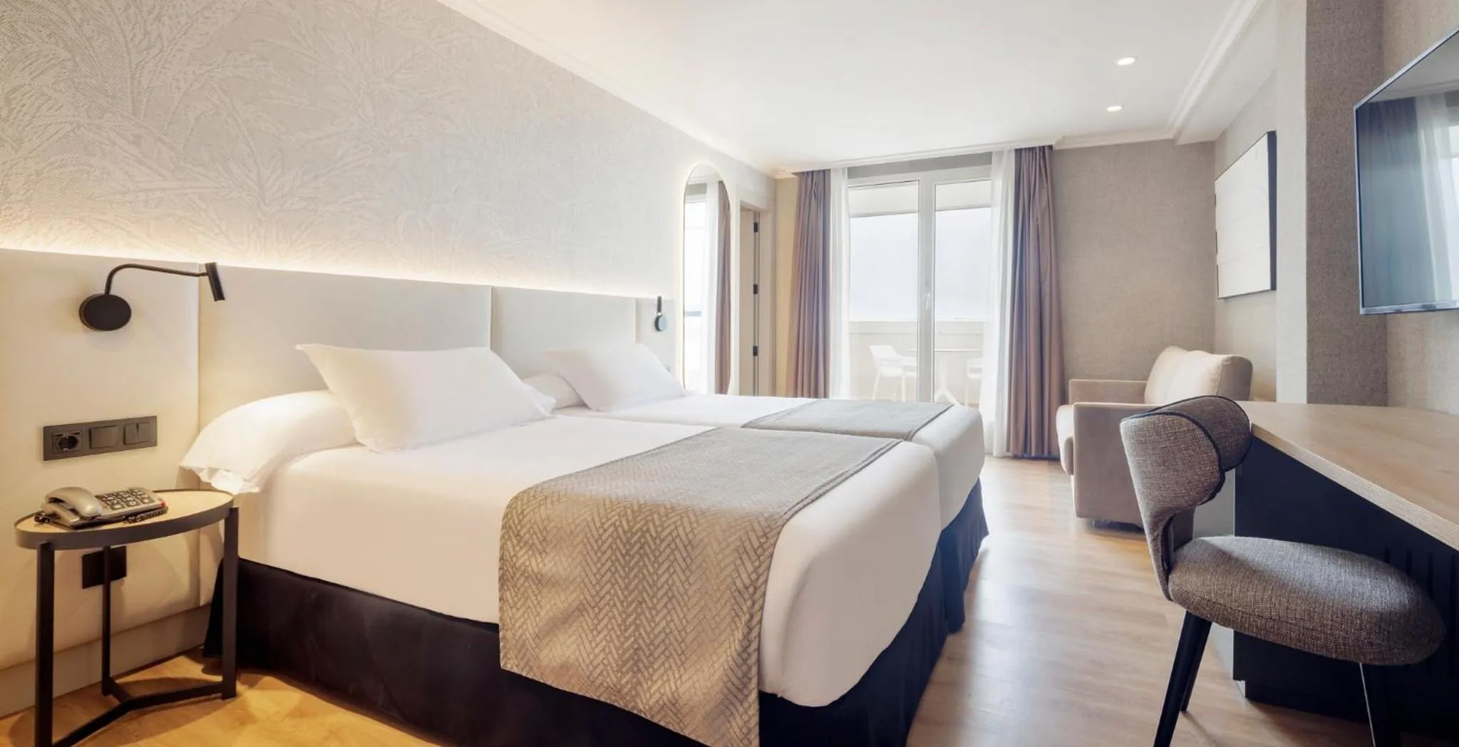 Deluxe Triple Room in Hotel Ilunion San Sebastián