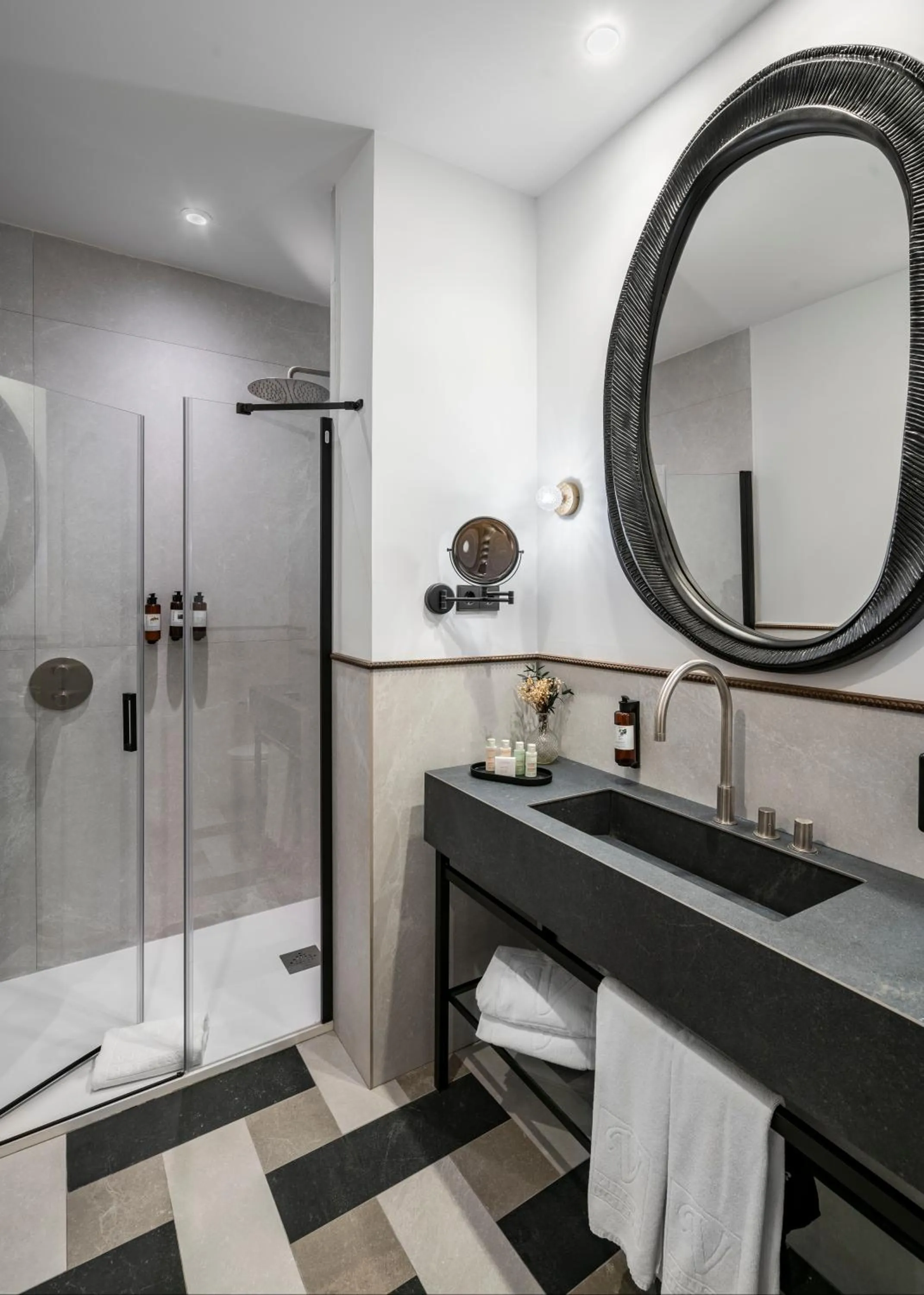 Superior room with courtyard view in Vincci Soho