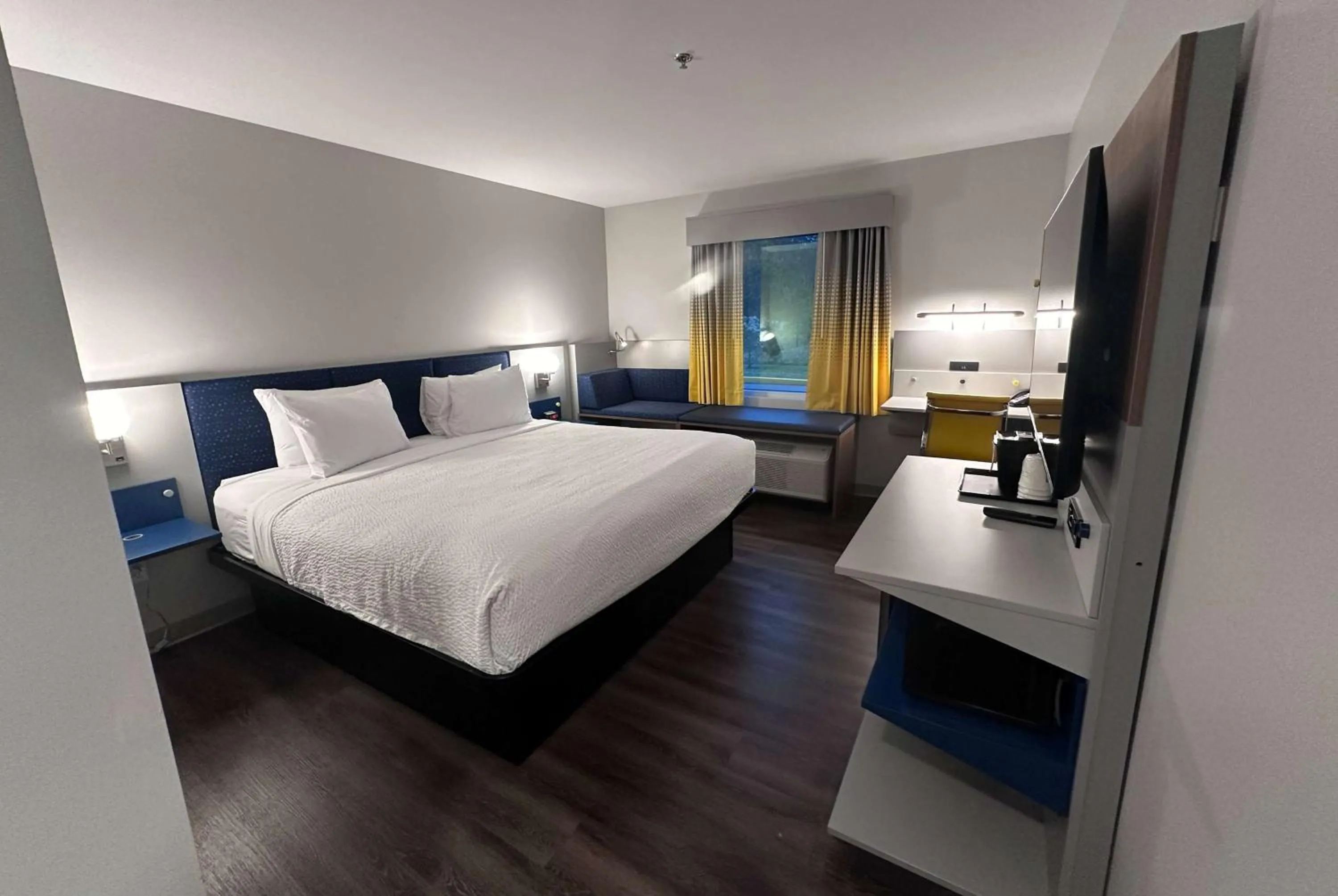 King Suite with Mobility Access and Roll-In Shower, Non-Smoking in Microtel Inn & Suites by Wyndham Rehoboth Beach