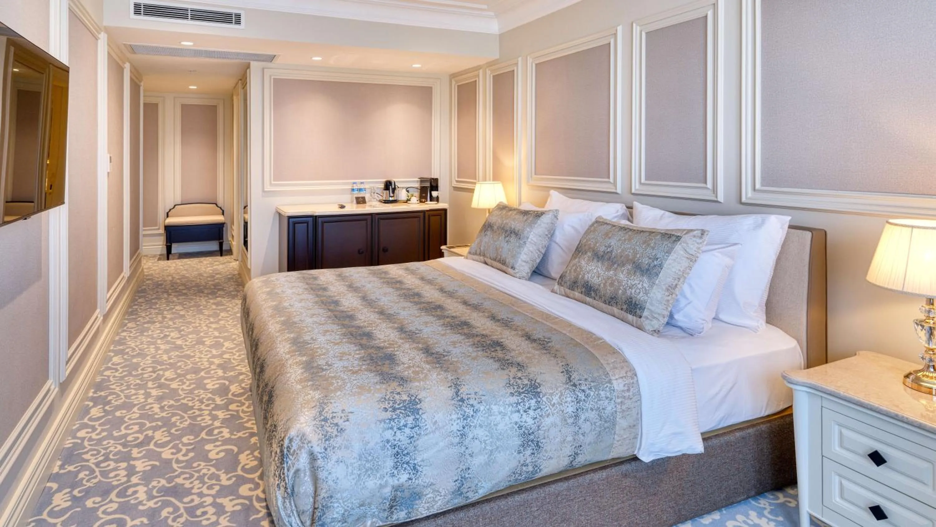 Superior Room with City View in Dekalb Hotel