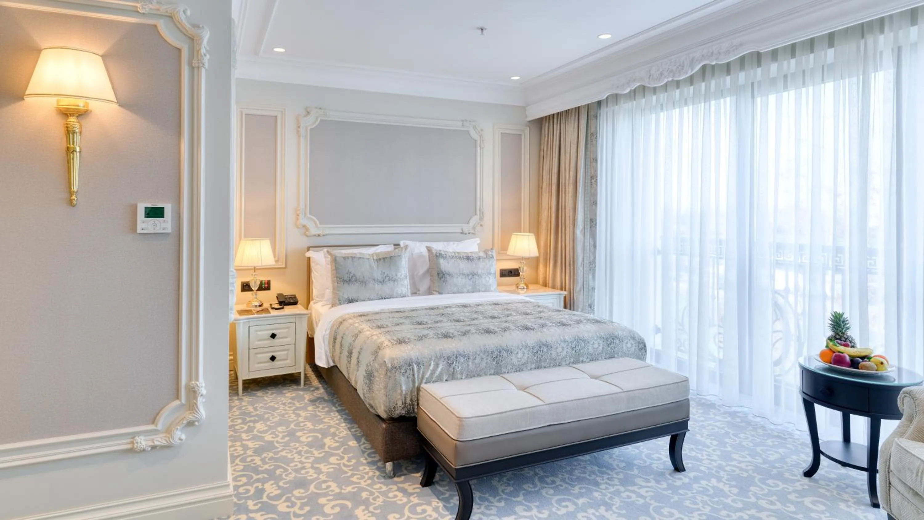 Deluxe Room with City View in Dekalb Hotel