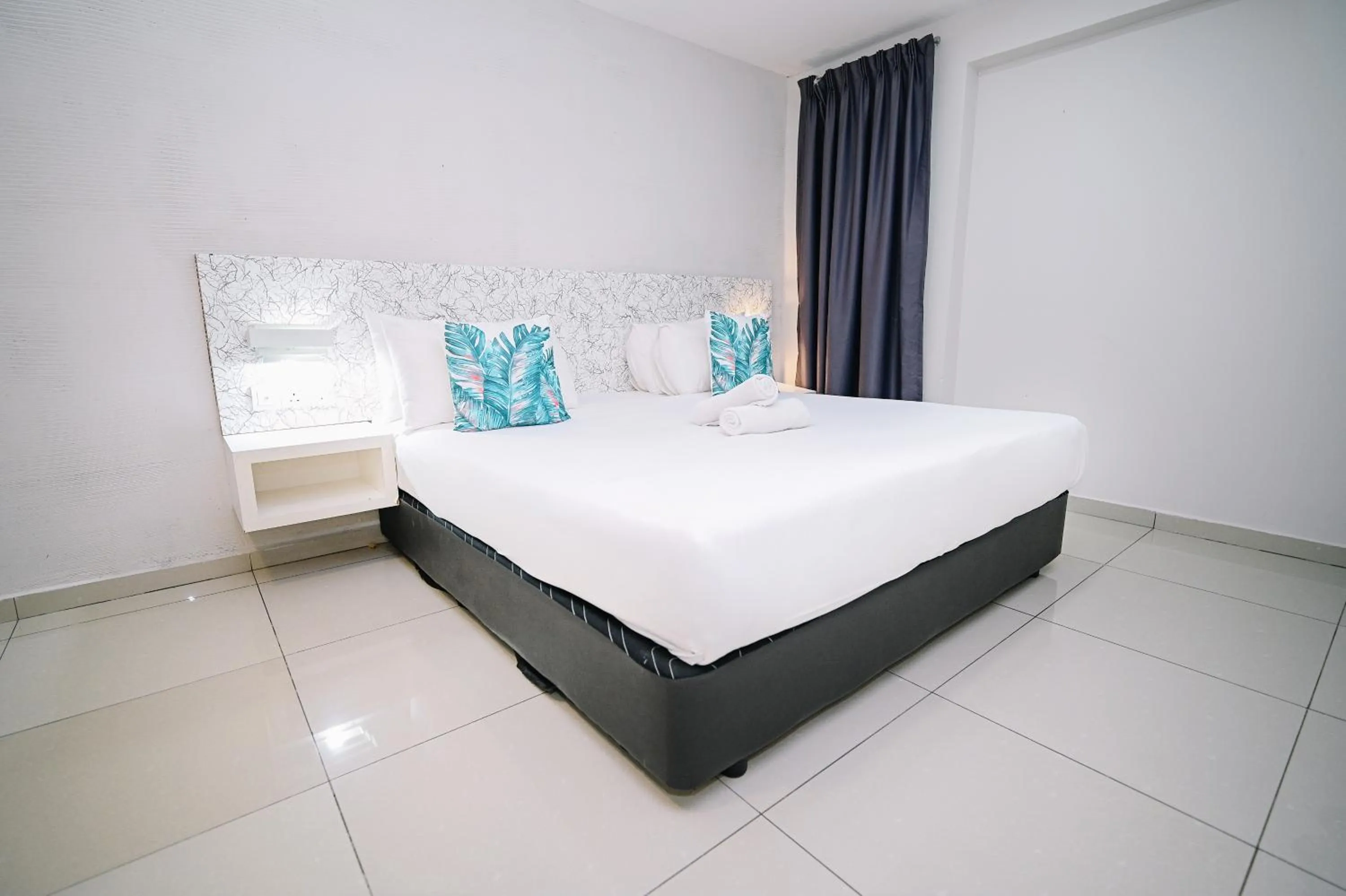 Deluxe King Room in Swing & Pillows - PJ SS2