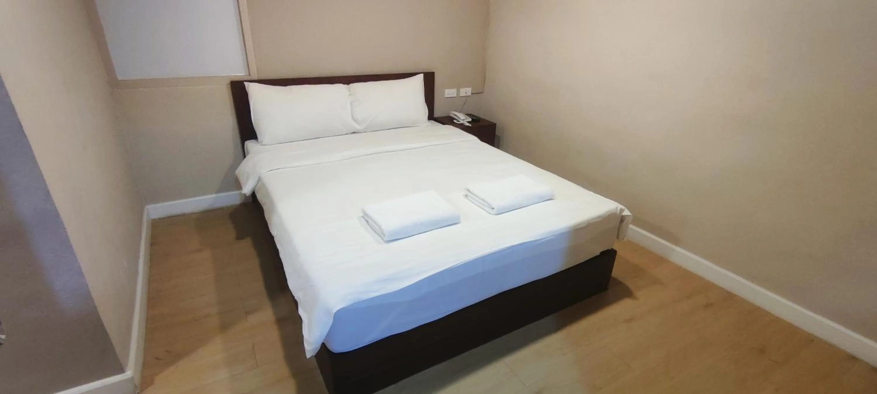 Standard Double Room - No Window in The Sea Bangsaen Hotel