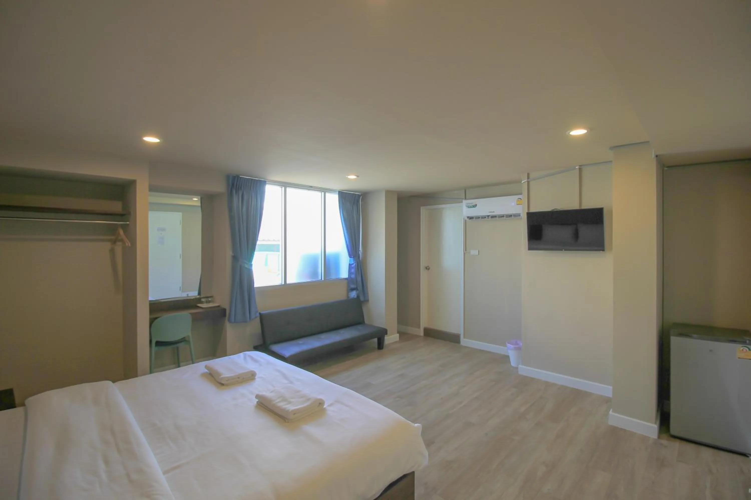 Standard King Room in The Sea Bangsaen Hotel