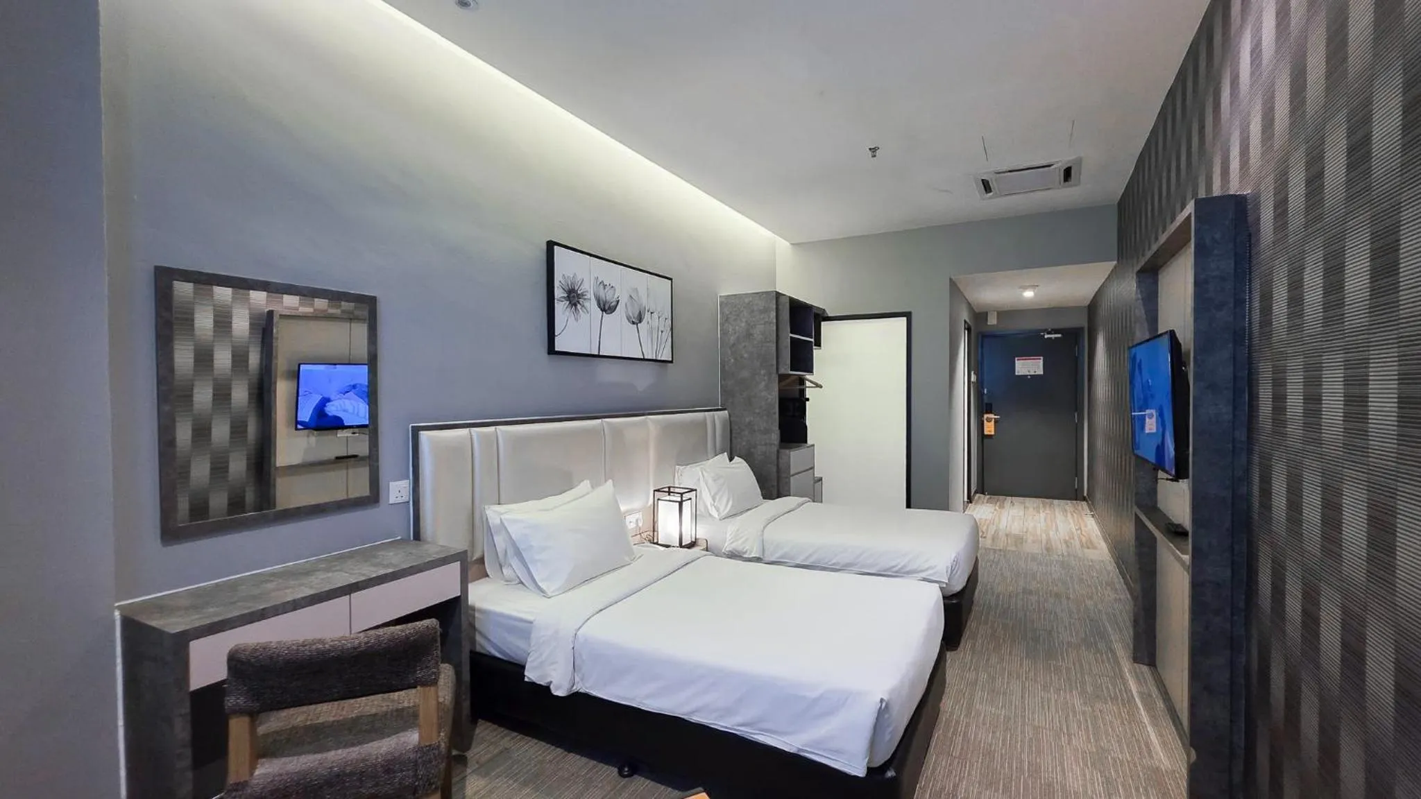 Superior Queen Room in Fives Hotel DNP
