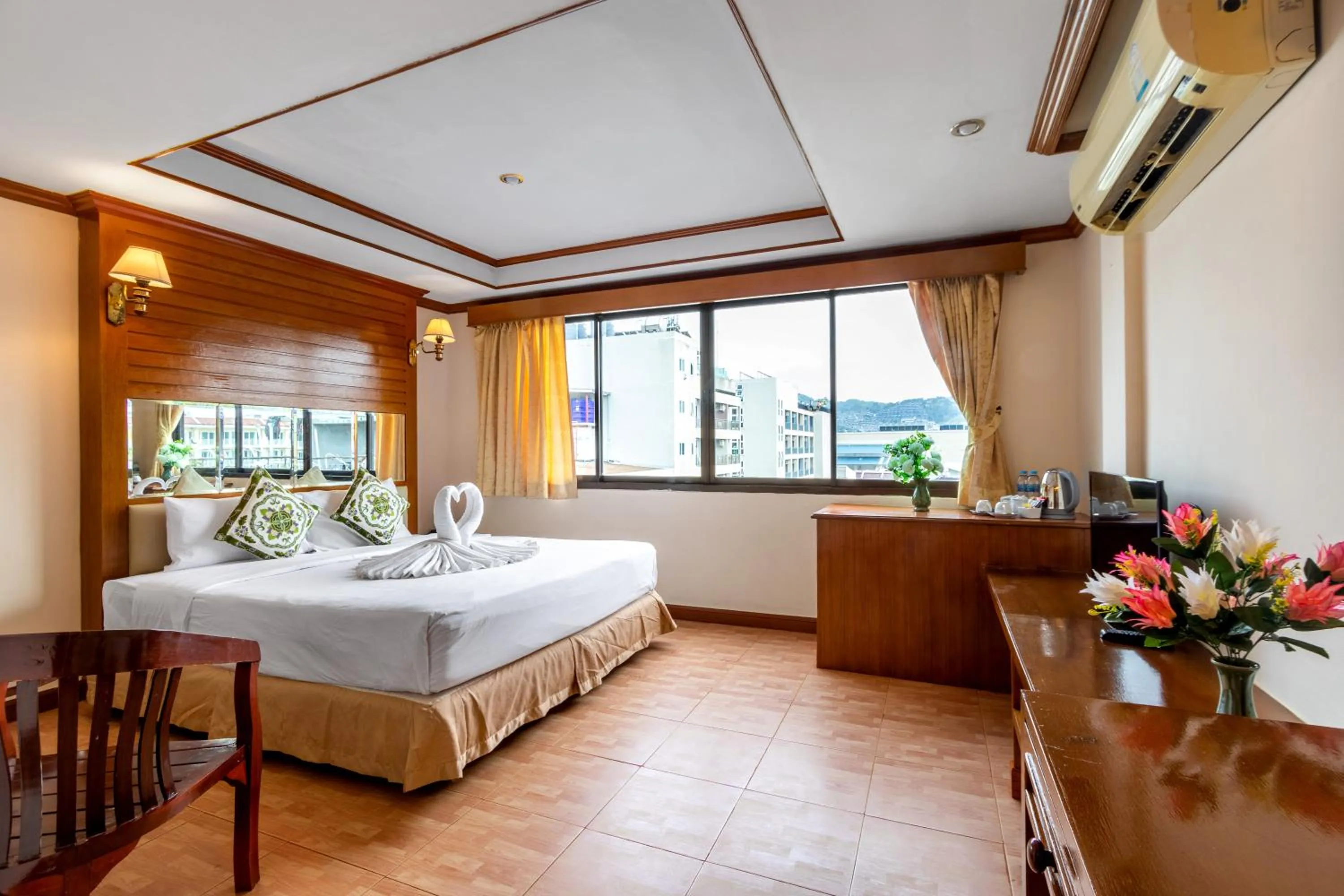 Deluxe Queen Room in JB Green Hotel Patong
