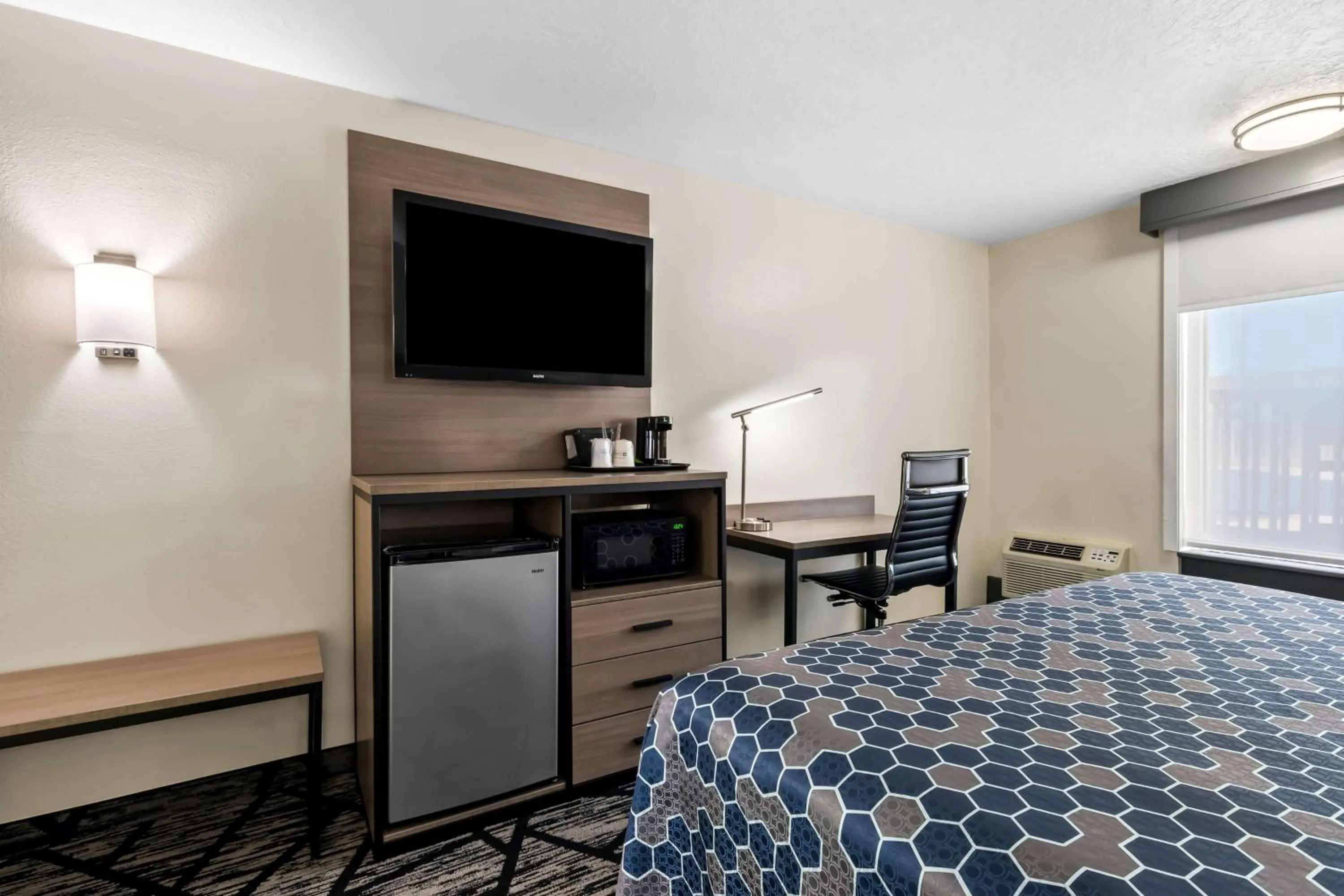Queen Room with Walk-In Shower - Disability Access/Non-Smoking in SureStay Hotel by Best Western Duncan