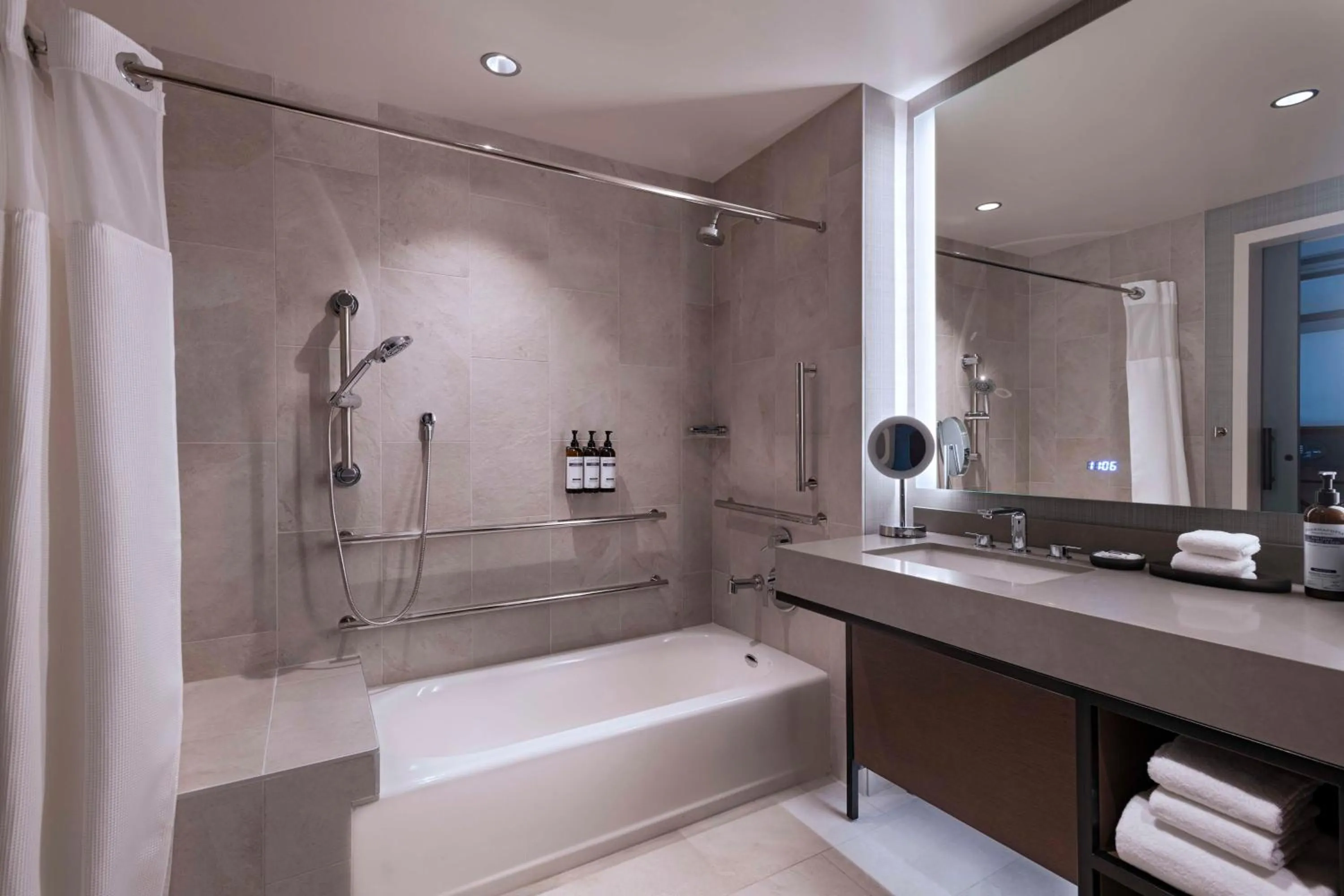 King Room with Accessible Tub - Disability Access in Hyatt Regency Baytown-Houston