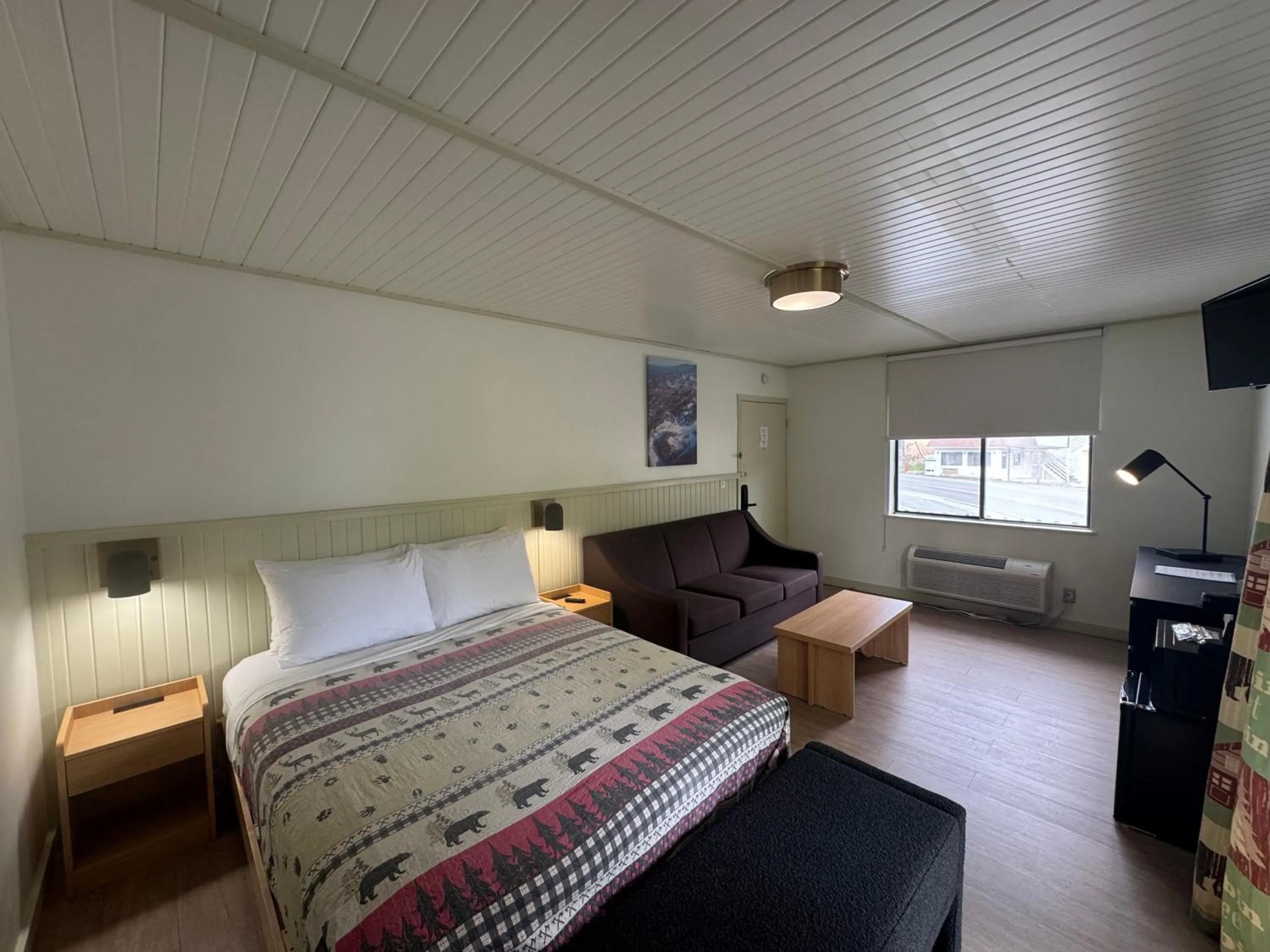 Single Room with Balcony - single occupancy in Ski Mountain Lodge