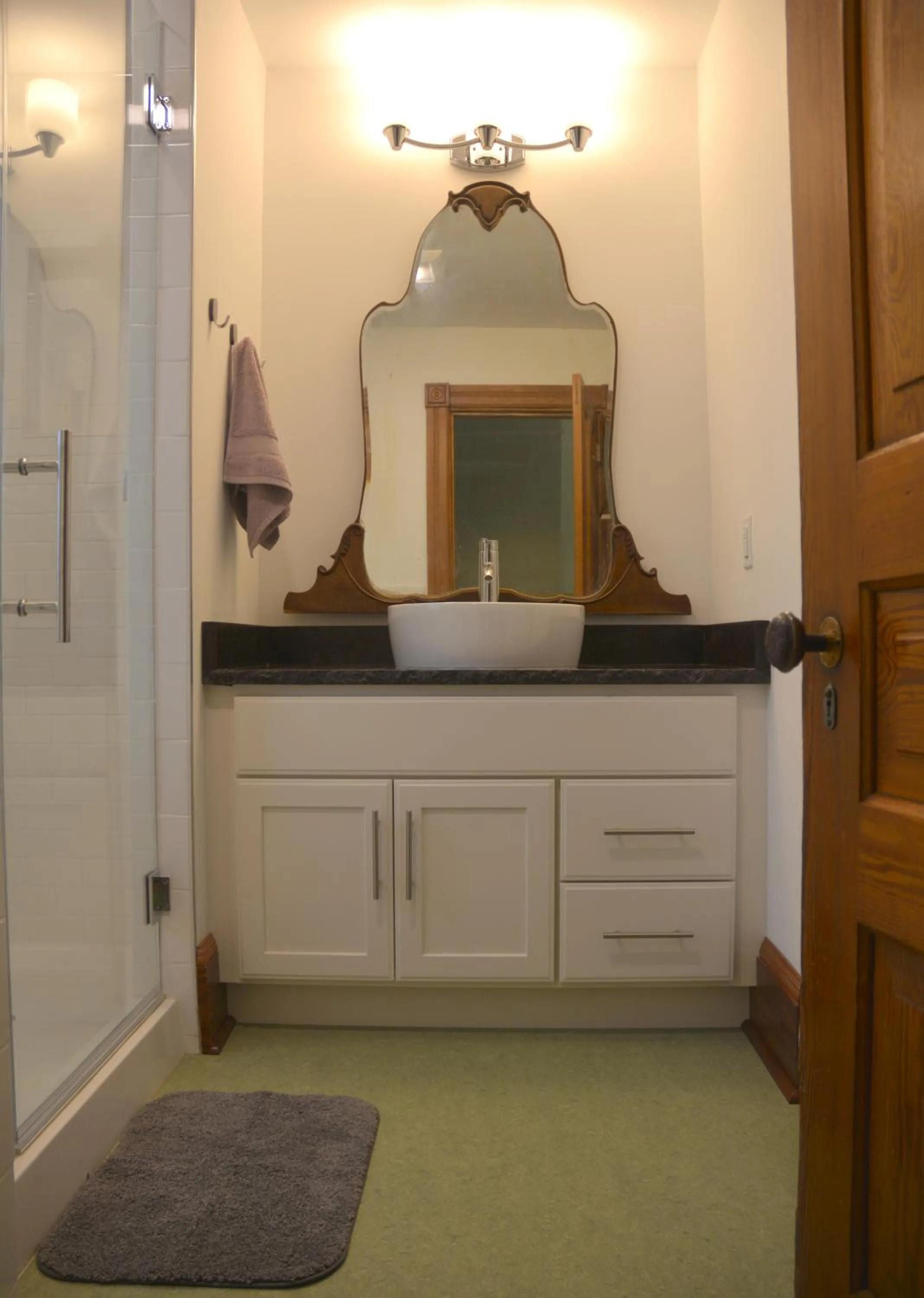 Queen Room with Shared Bathroom in Art and Lodging