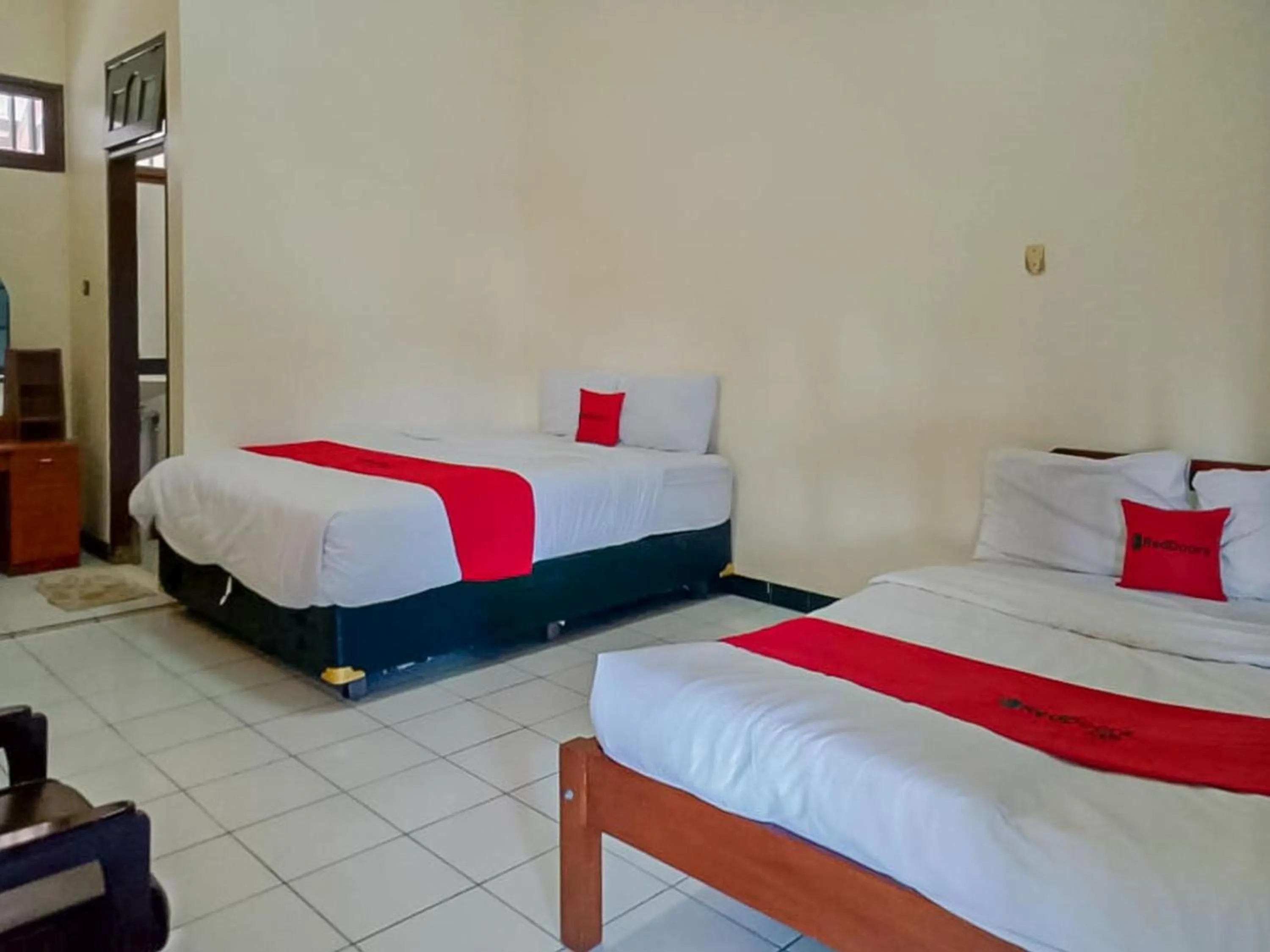 Twin Room in RedDoorz Syariah @ Hotel Sidomulyo Pacitan