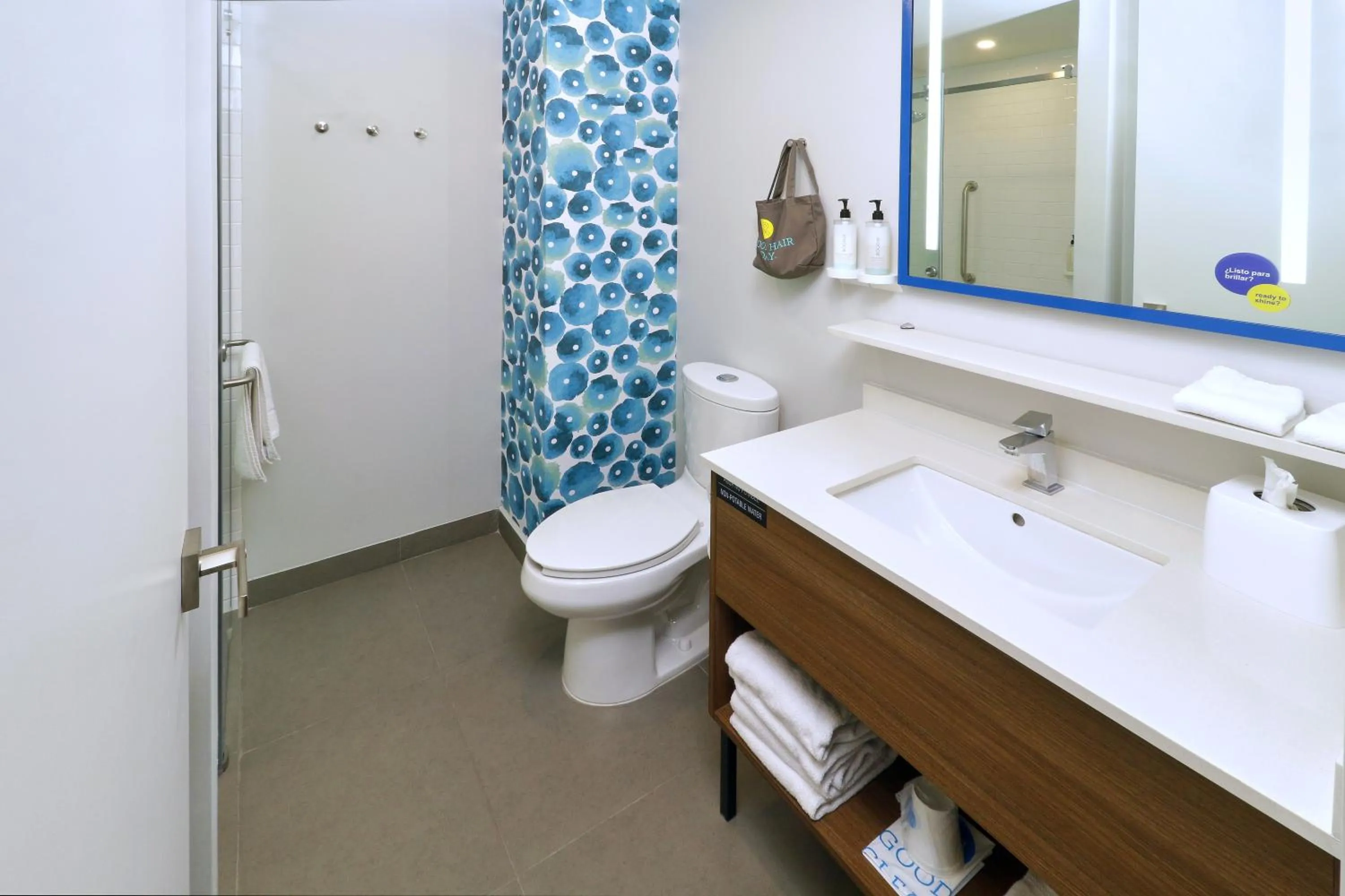 Queen Room with walk-in shower in Tru By Hilton Monterrey Fundidora