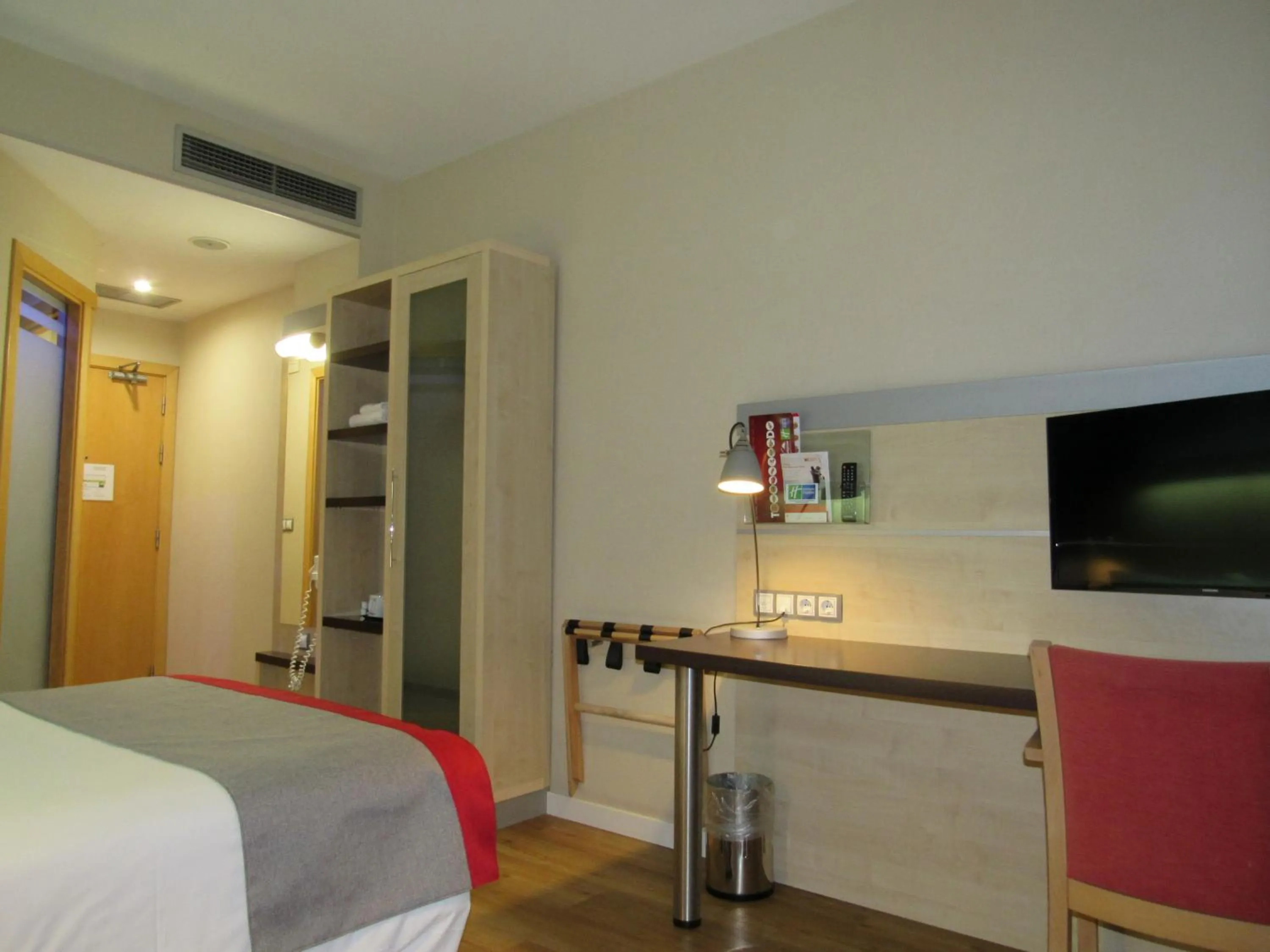 Standard Queen Room with Sofa Bed in Holiday Inn Express Madrid-Alcorcón by IHG