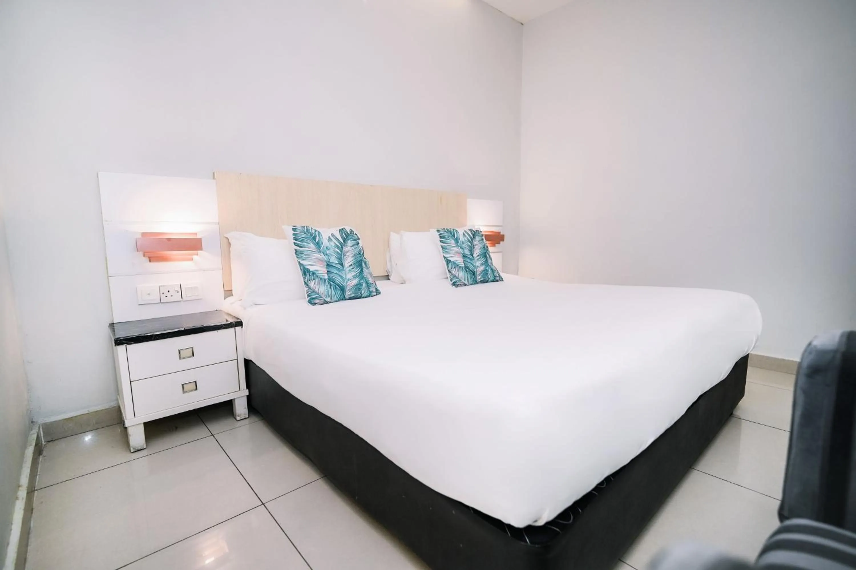 Standard King Room in Swing & Pillows - Subang SS15