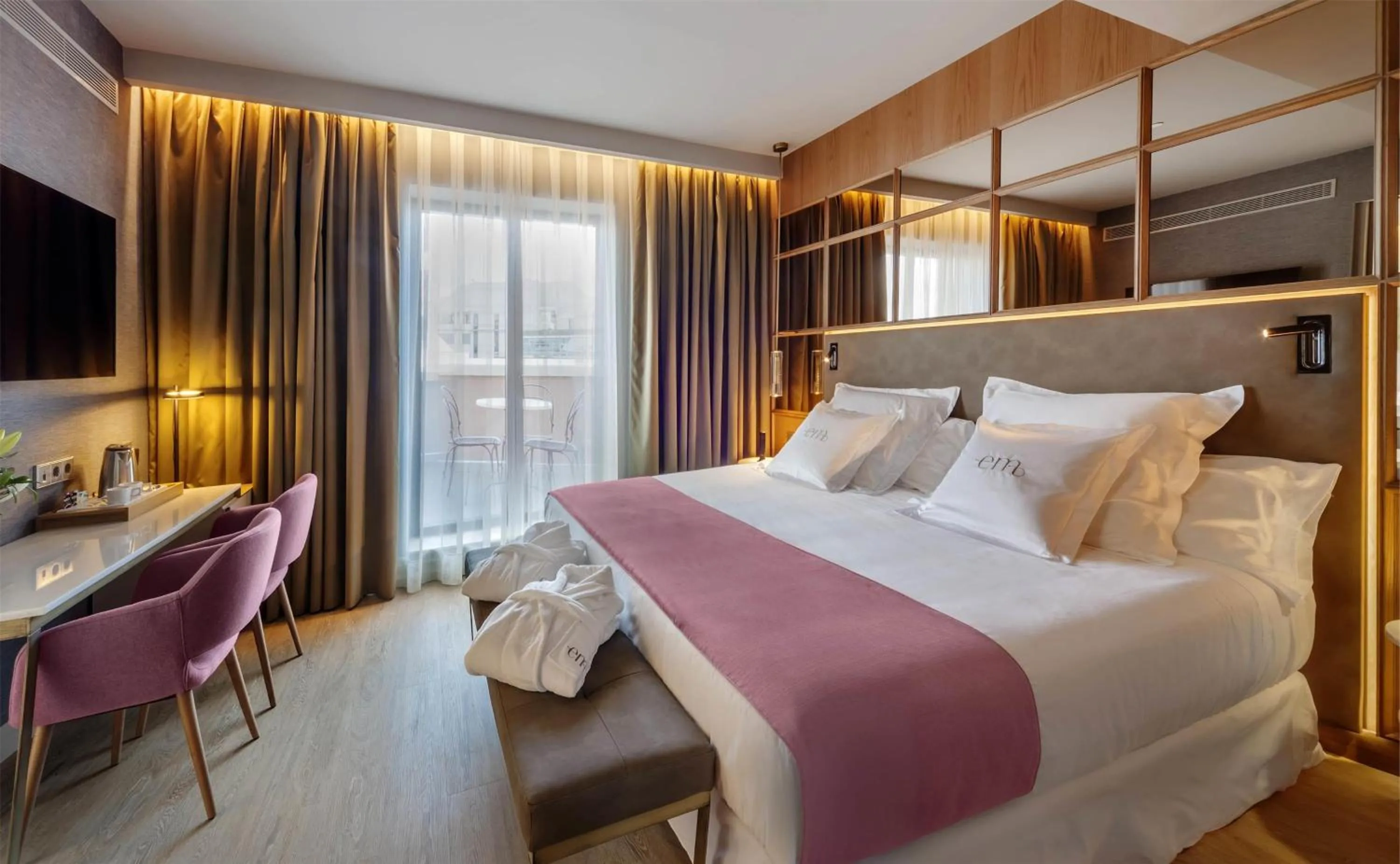 Premium King Room with Terrace in Barceló Emperatriz