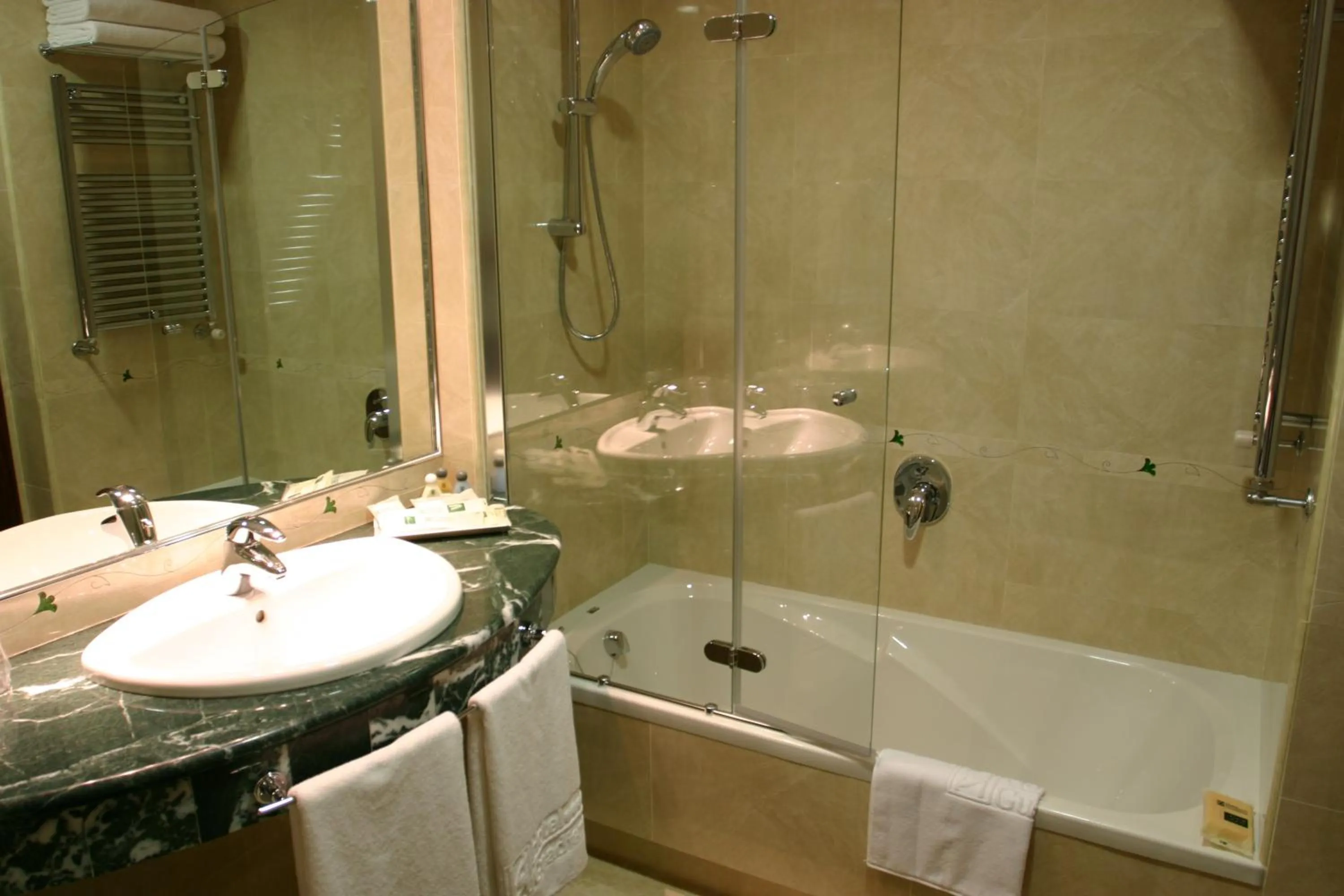 Family Room (2 Adults + 2 Children) in Sercotel Guadiana