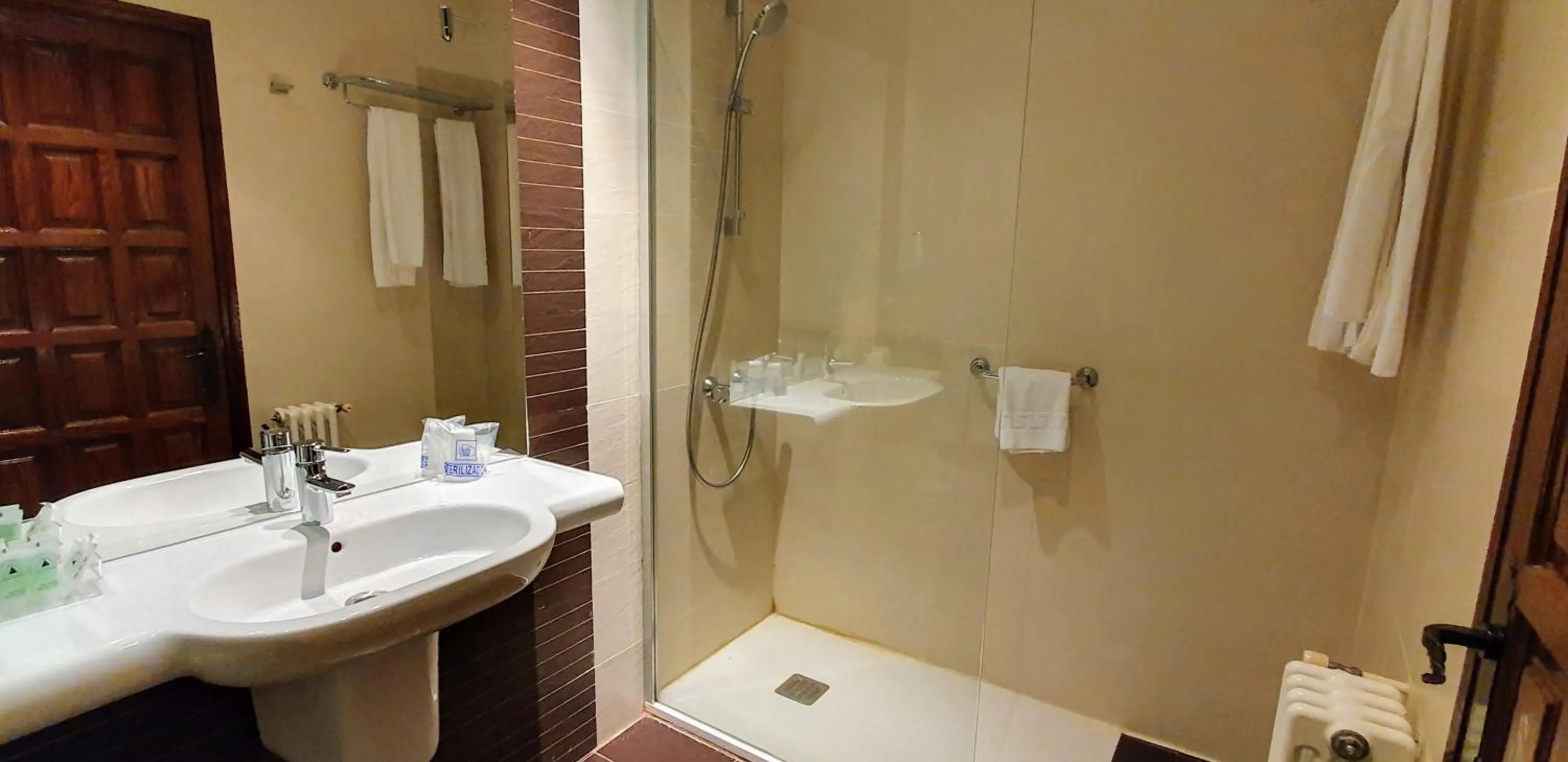 Triple Room (2 adults + 1 child or 3 adults) in Mirasierra