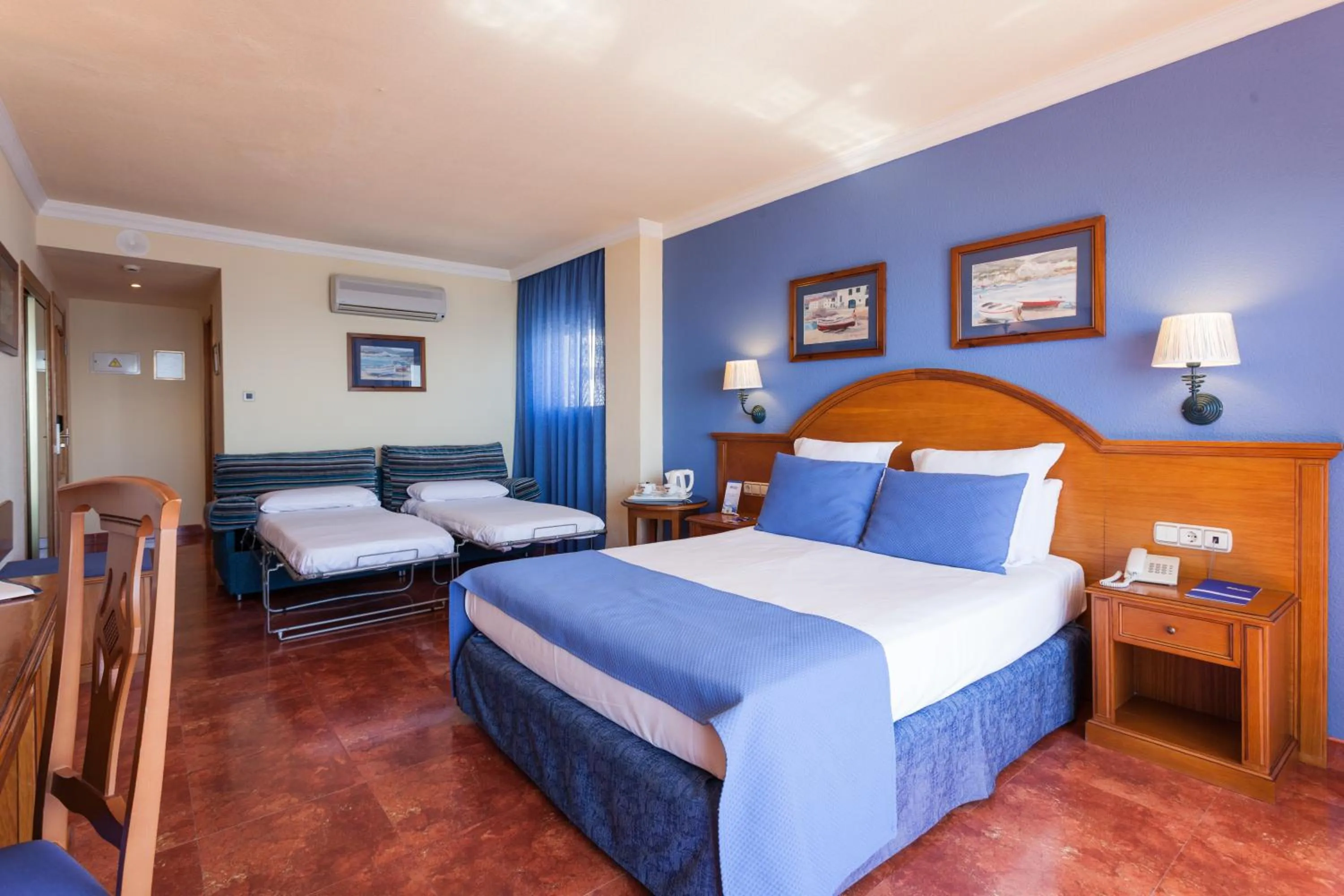 Superior Double Room (2 Adults + 2 Children) in Hotel Isabel