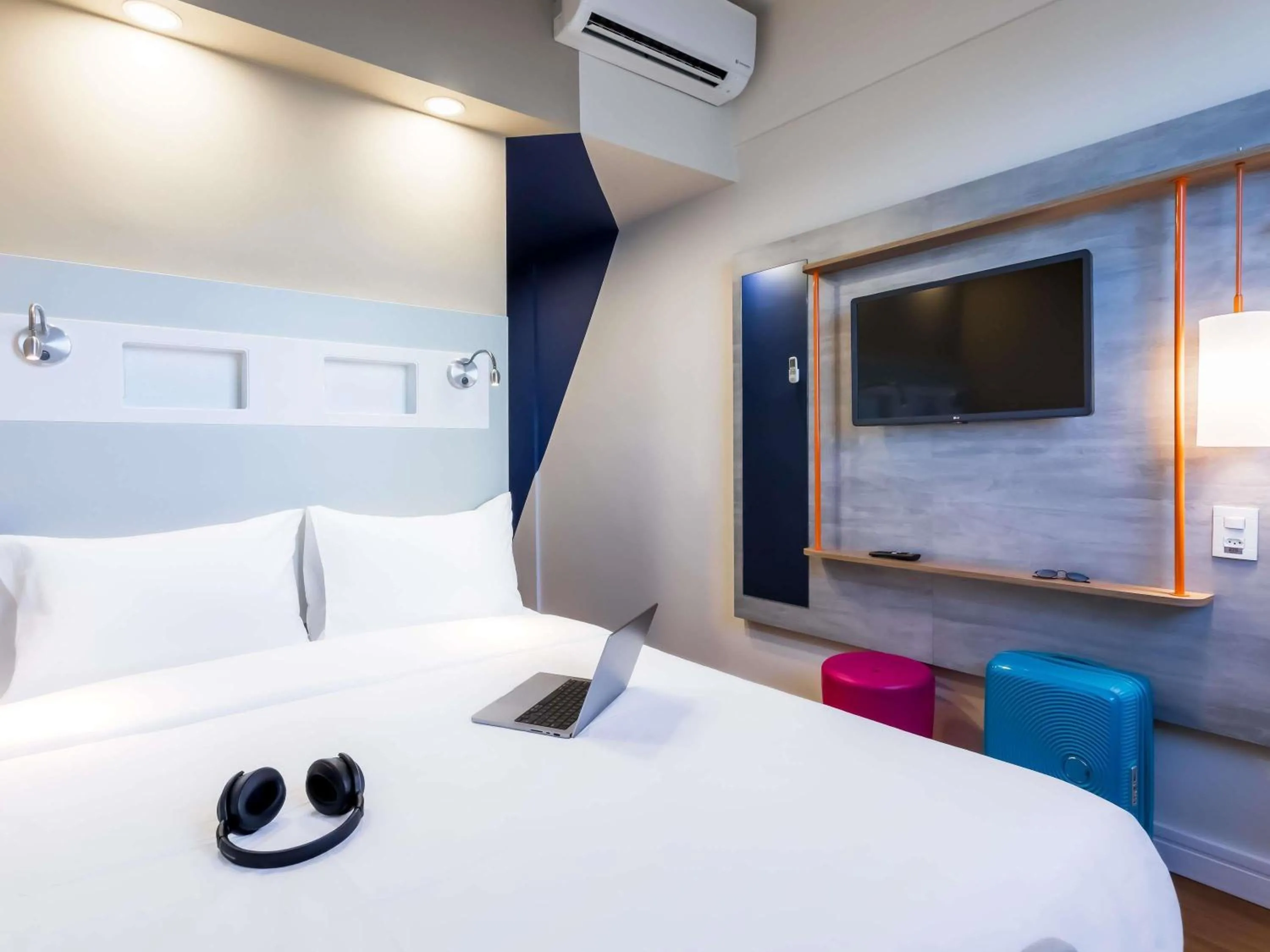 Standard Double Room and Armchair  - single occupancy in ibis budget Pindamonhangaba