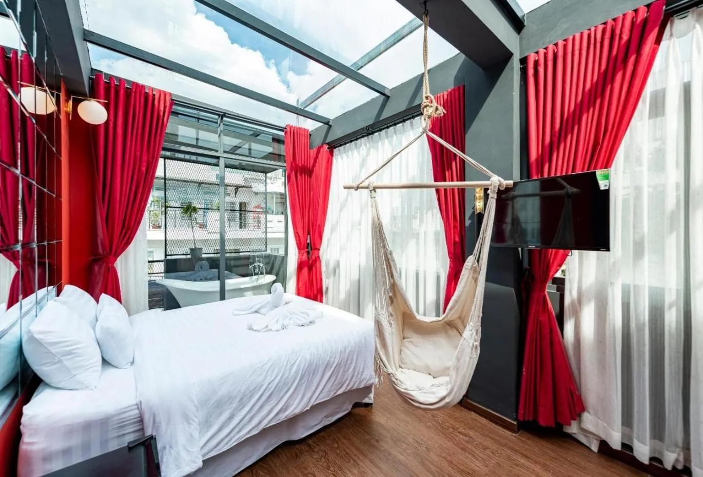 Deluxe Double Room with Balcony in Language Exchange Hotel 3