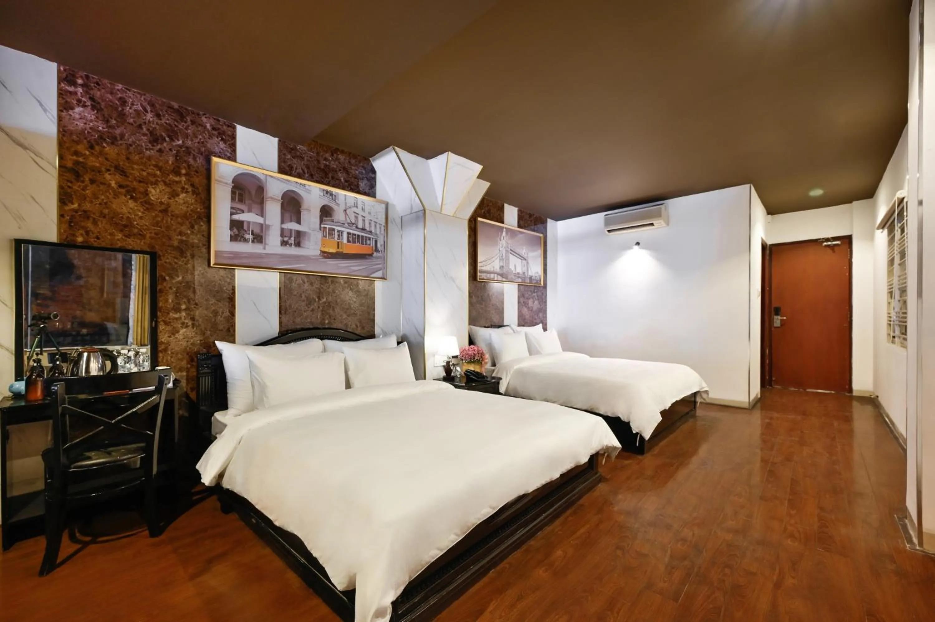 Executive Queen Room with Two Queen Beds with complimentary daily snack in The Noble Swan Hotel New World