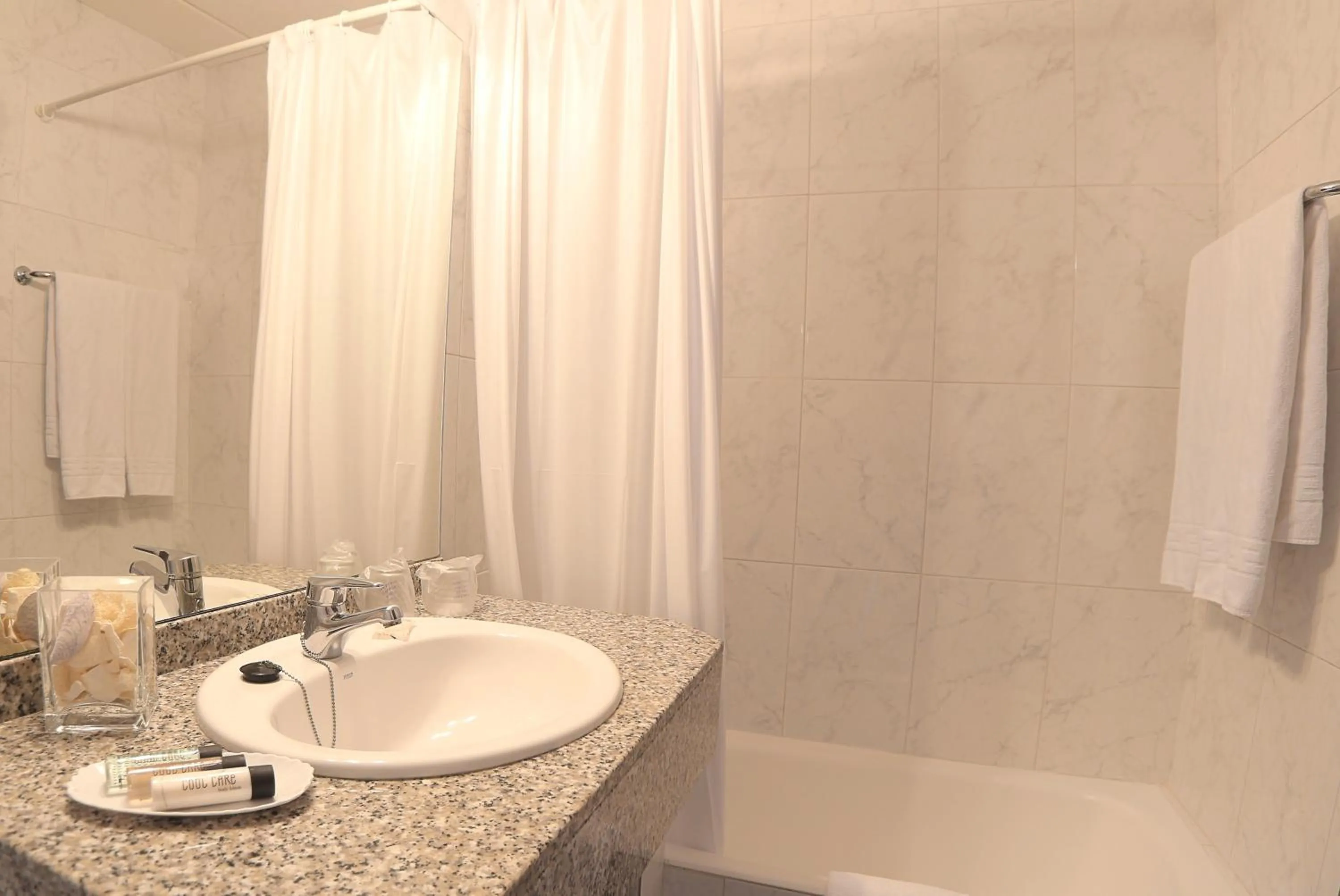 Single Room with Window in Hotel Brismar