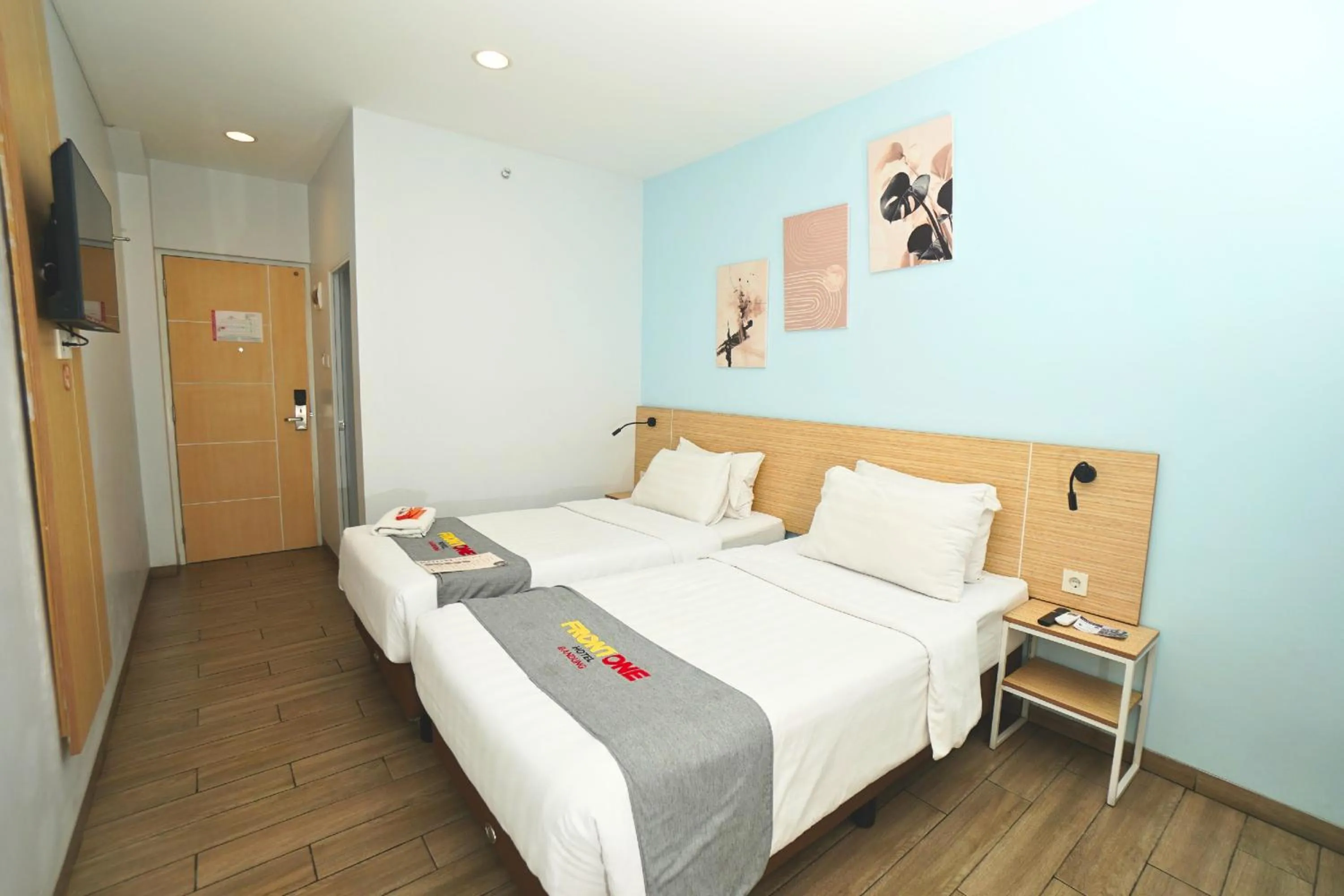 Superior Twin Room in Front One Hotel Pasir Koja Bandung