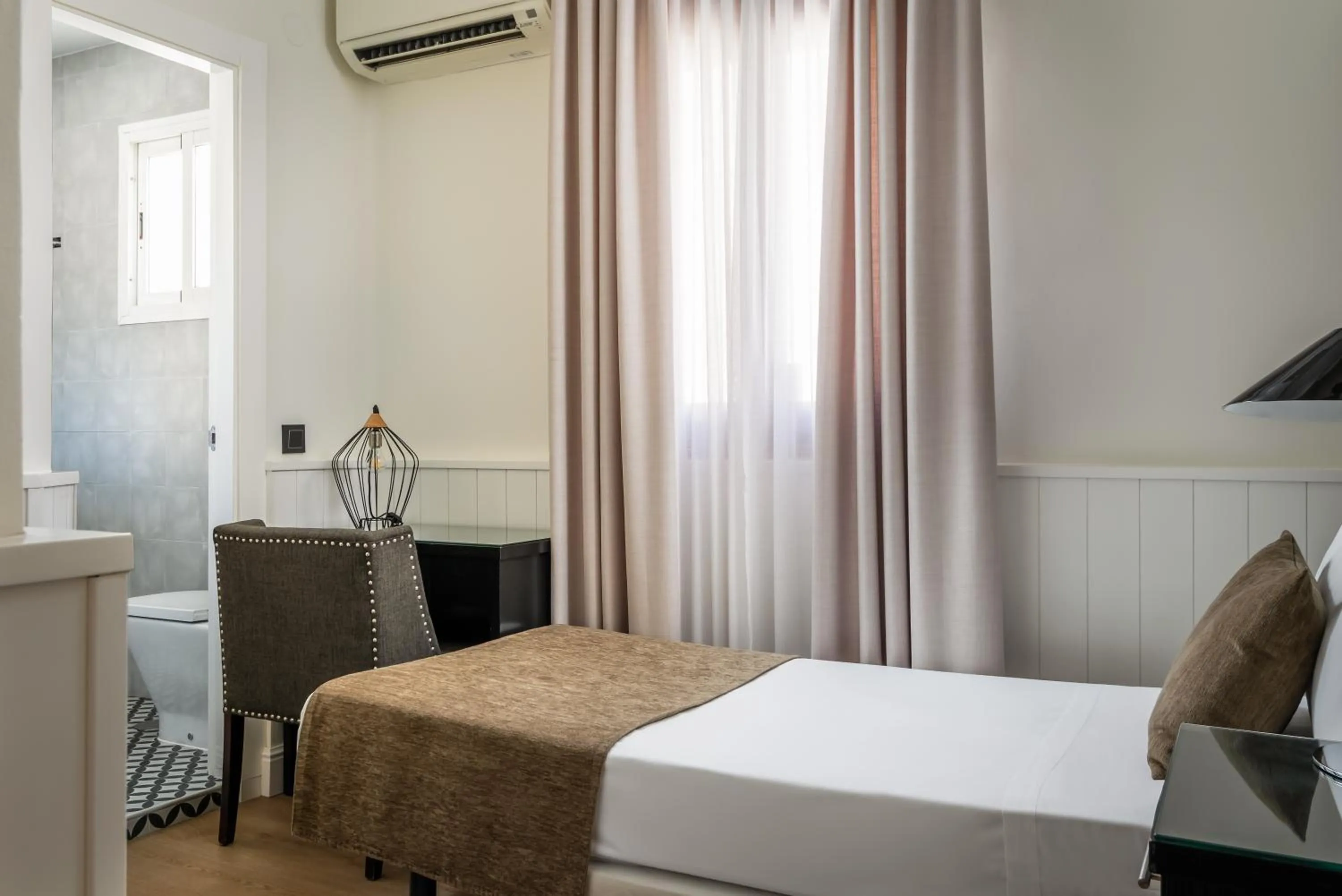 Single Room in BYPILLOW California