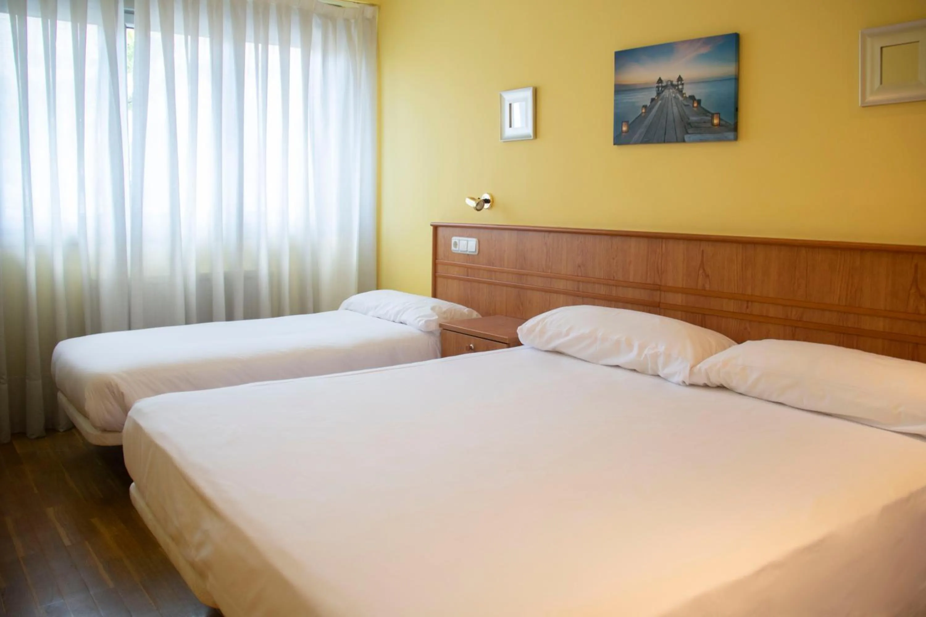 Double Room with Extra Bed in Hotel Alda Estación Oviedo