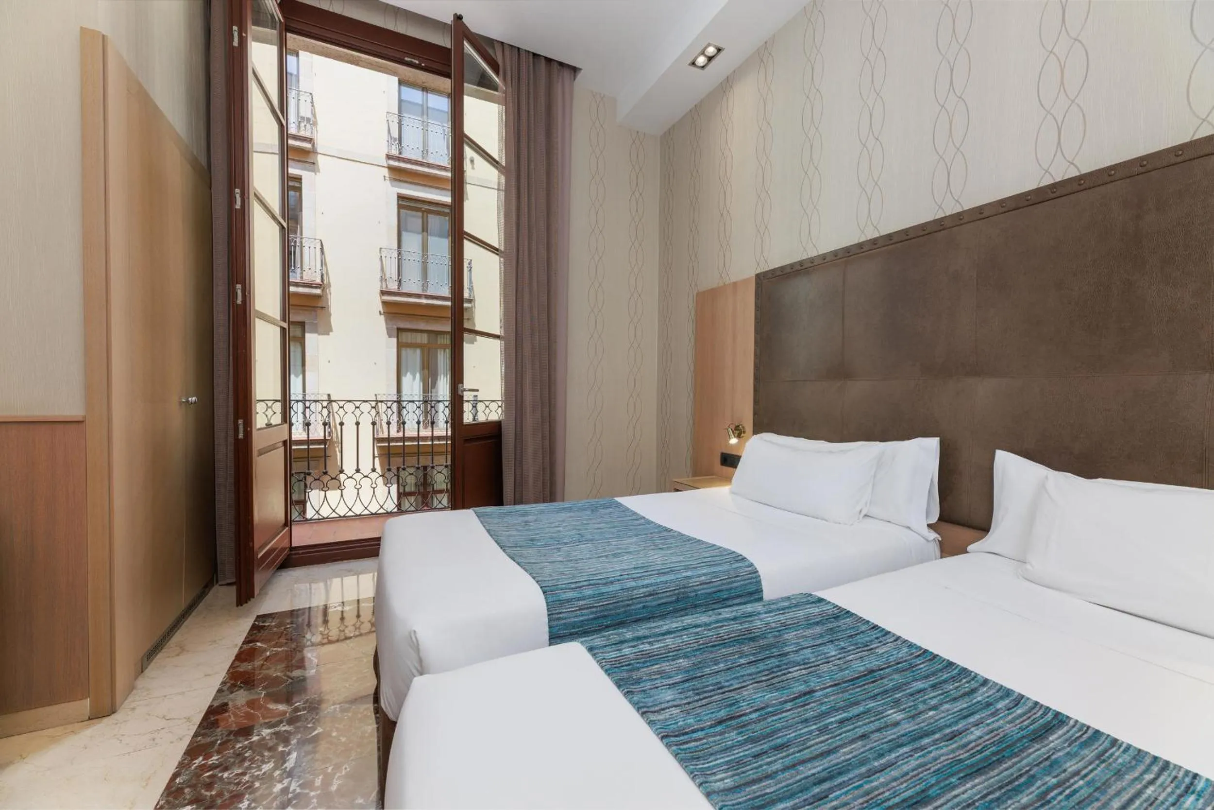 Double or Twin Room in Hotel Gótico