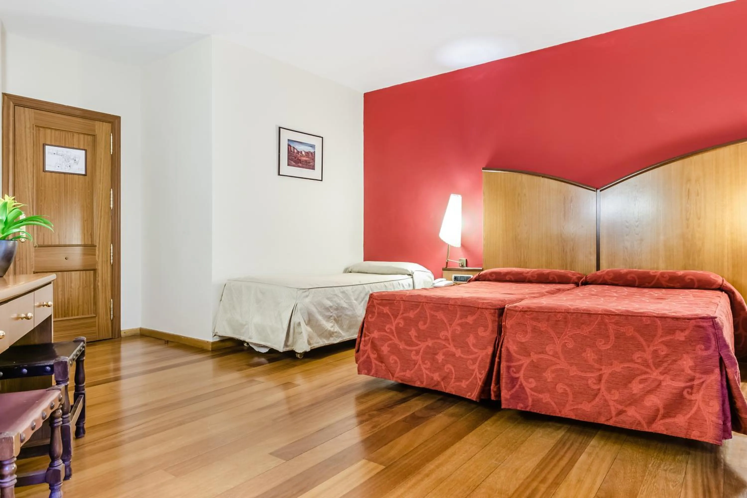 Double Room with Extra Bed in Hotel Albarracín
