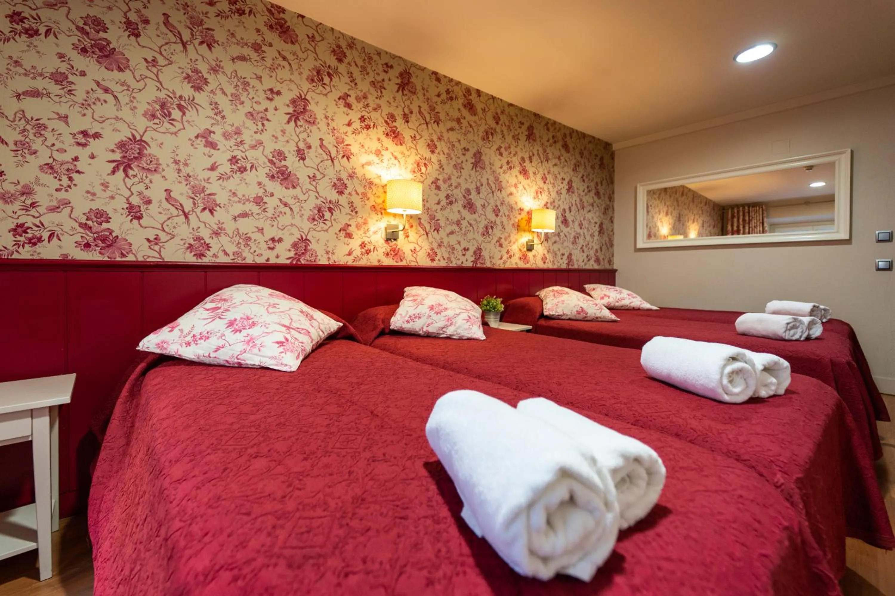 Quadruple Room with Bathroom in Hostal Matheu