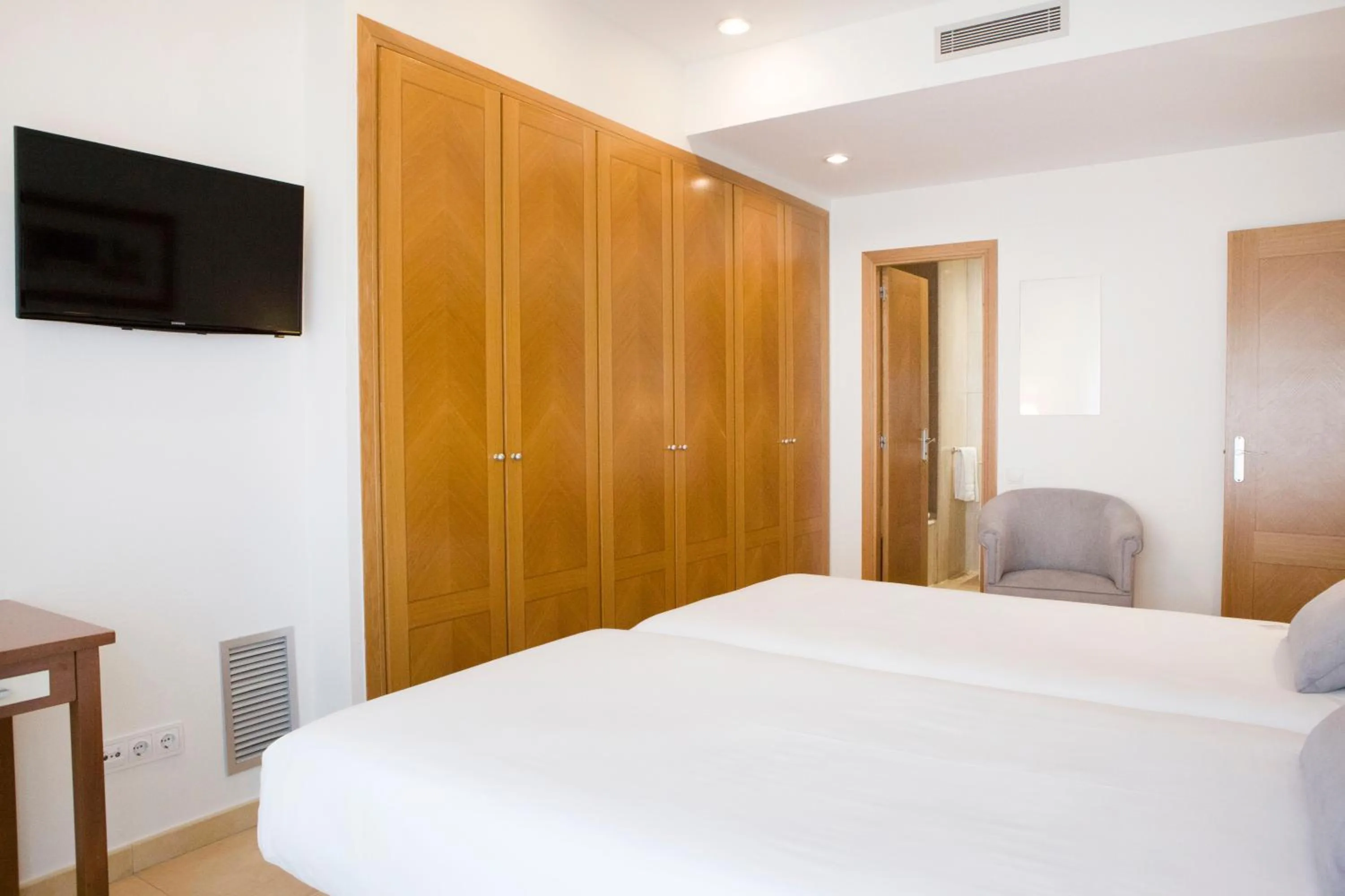 Superior Two-Bedroom Apartment (2 Adults + 2 children) in Aparthotel Albufera