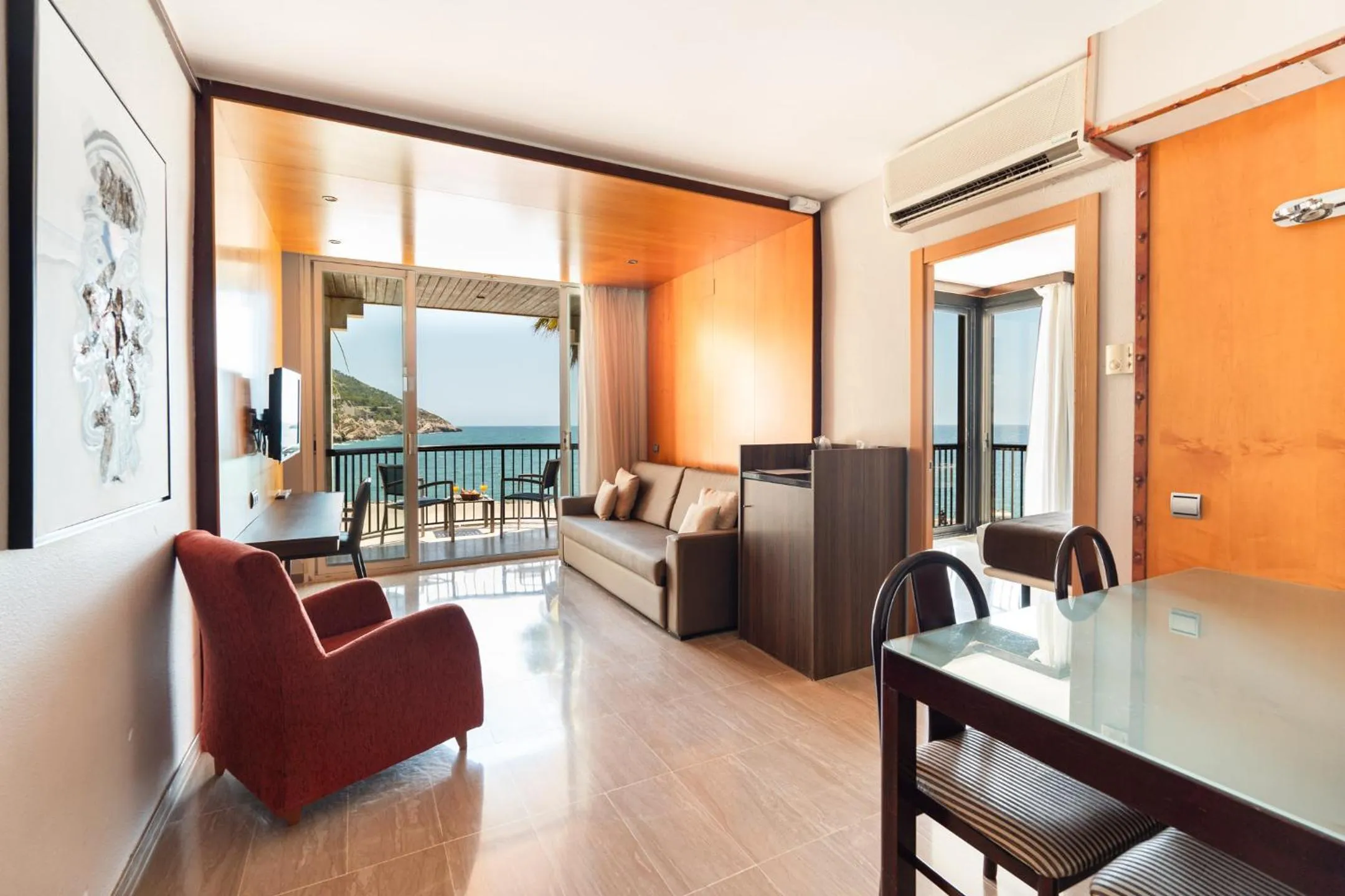 Junior Suite with Balcony and Sea View in Estela Barcelona