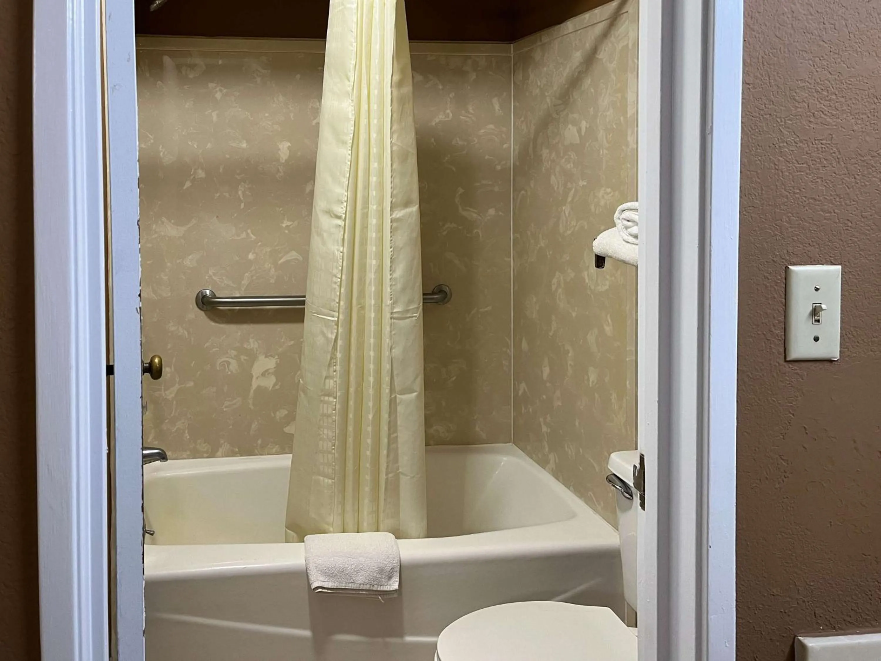 King Room with Roll-in Shower - Disability Access - Non-Smoking in Studio 6 Millington TN