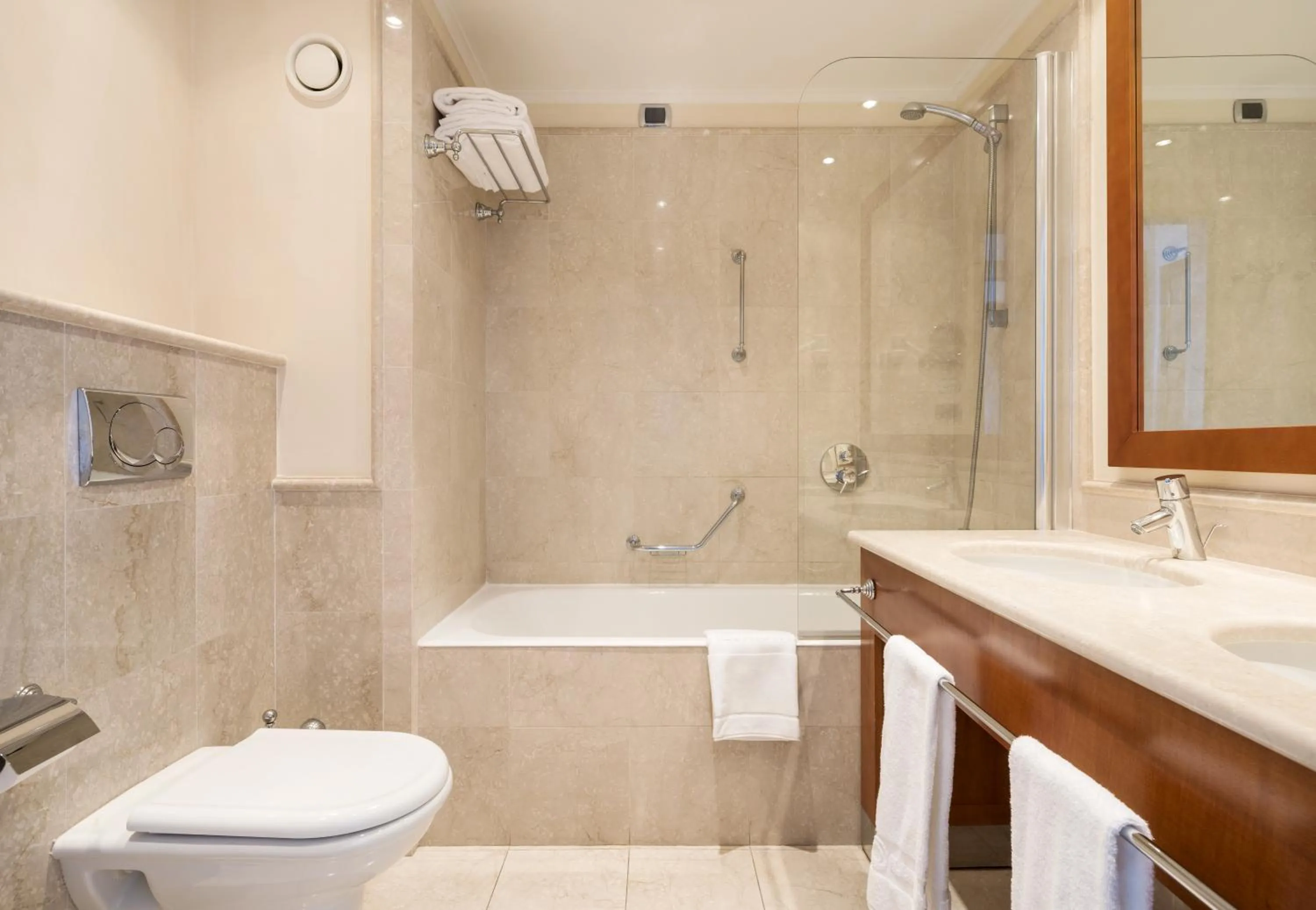 Twin Room Pet Friendly in Ilunion Aqua 4